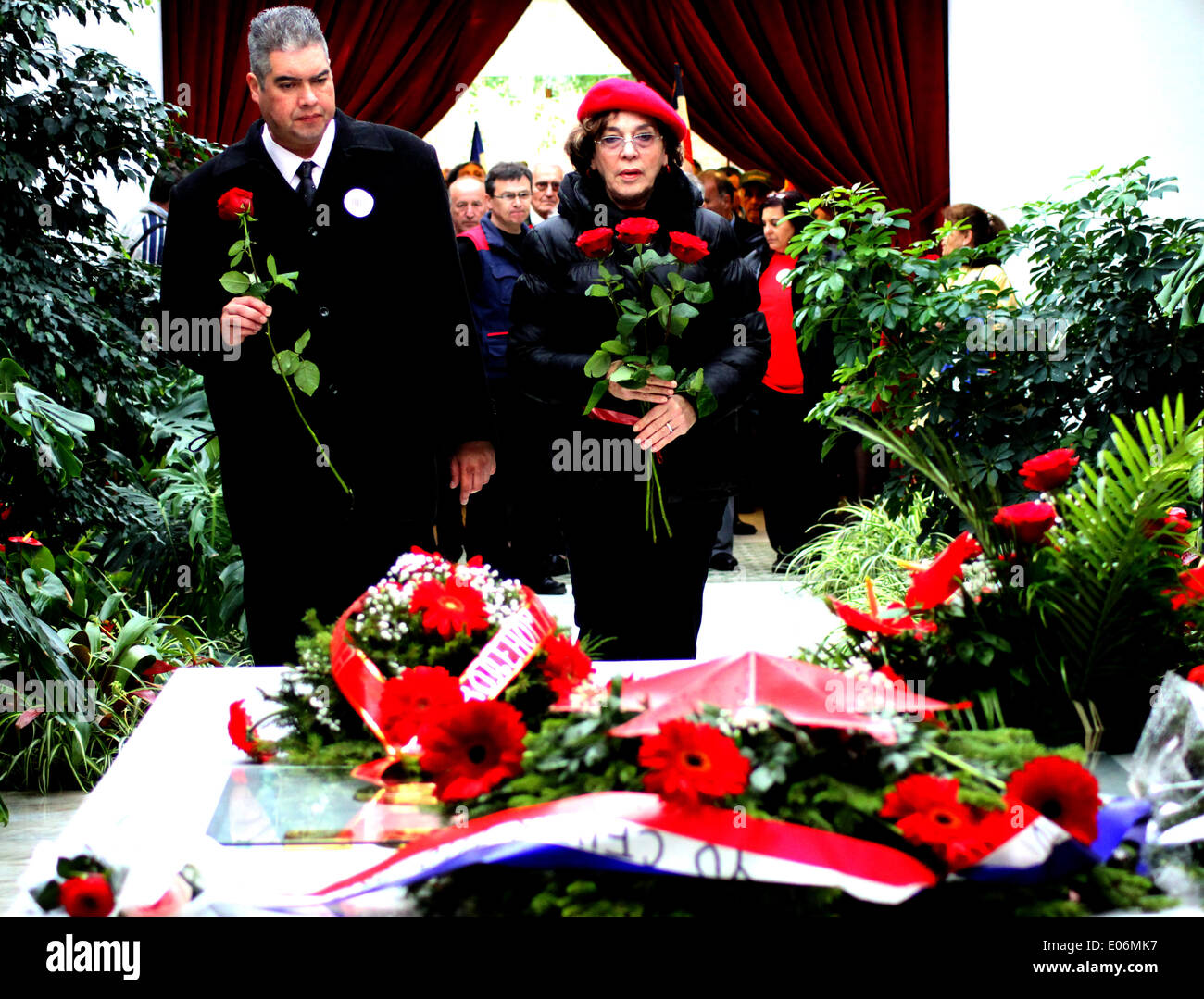 A Belgrado, in Serbia. Il 4 maggio, 2014. Ambasciatore della Repubblica Bolivariana del Venezuela per la Serbia H. E. Dia Nader De El Andari(L) stabilisce i fiori sulla tomba del presidente a vita della Repubblica Socialista Federale di Jugoslavia Josip Broz Tito a Belgrado in Serbia, 4 maggio 2014. Domenica segna il trentaquattresimo anniversario della morte di Tito. Credito: Nemanja Cabric/Xinhua/Alamy Live News Foto Stock