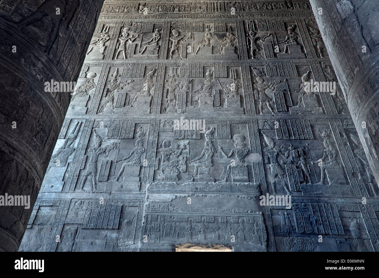 L'Egitto,Dendera,tempio tolemaico della dea Hathor.Vista su un muro con intagli cancellati come 'Damnatio-memoriae" Foto Stock