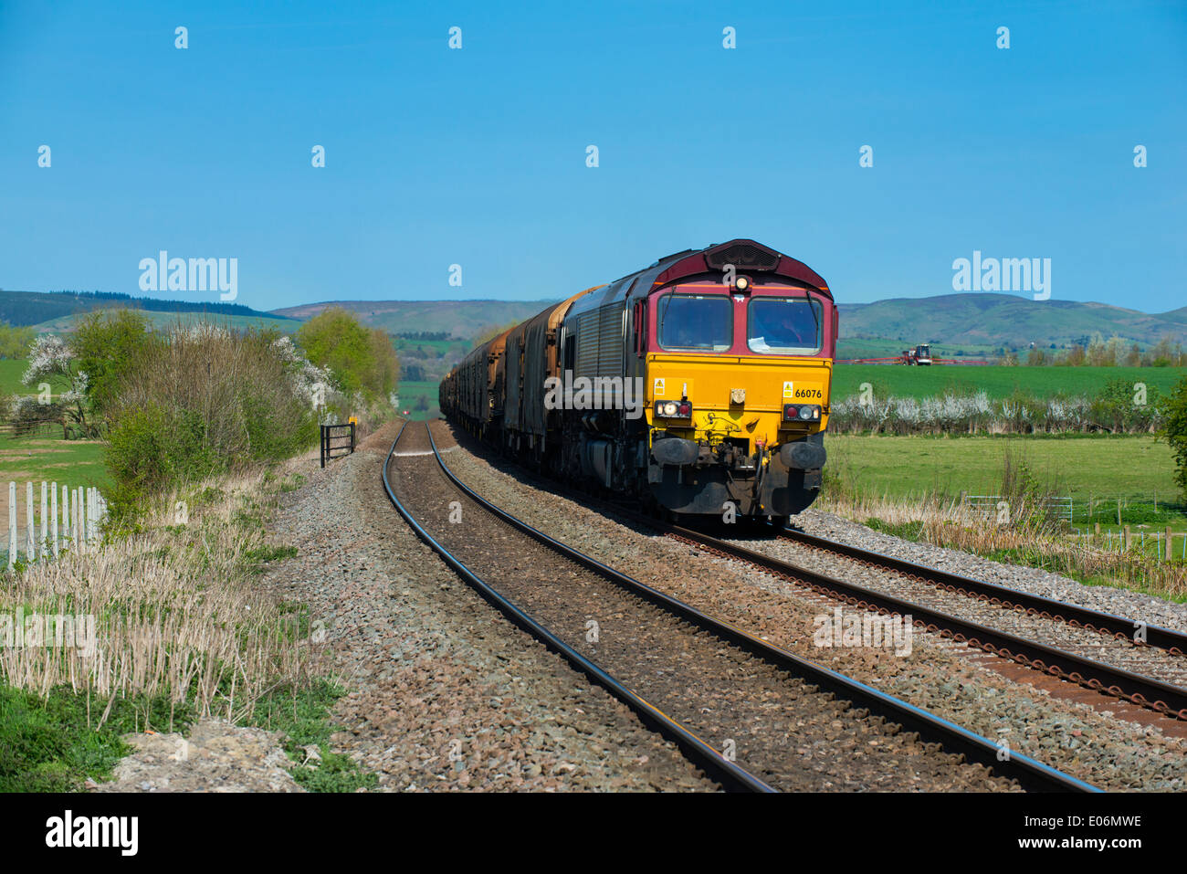 Un treno che passa attraverso Shropshire campagna nei pressi del villaggio di Stokesay, Inghilterra, Aprile 15th, 2014. Foto Stock