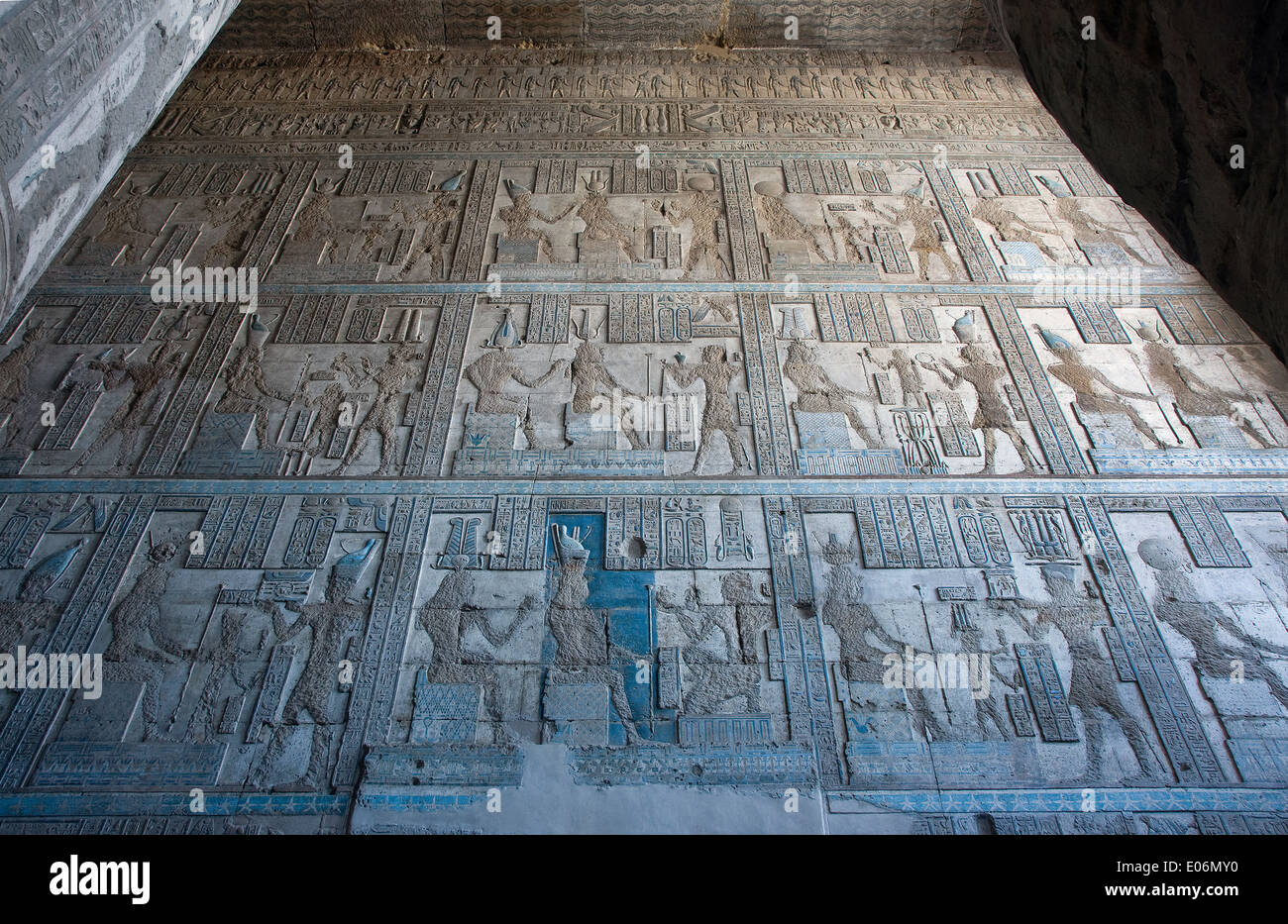 L'Egitto,Dendera,tempio tolemaico della dea Hathor.Vista su un muro con intagli cancellati come 'Damnatio memoriae" Foto Stock