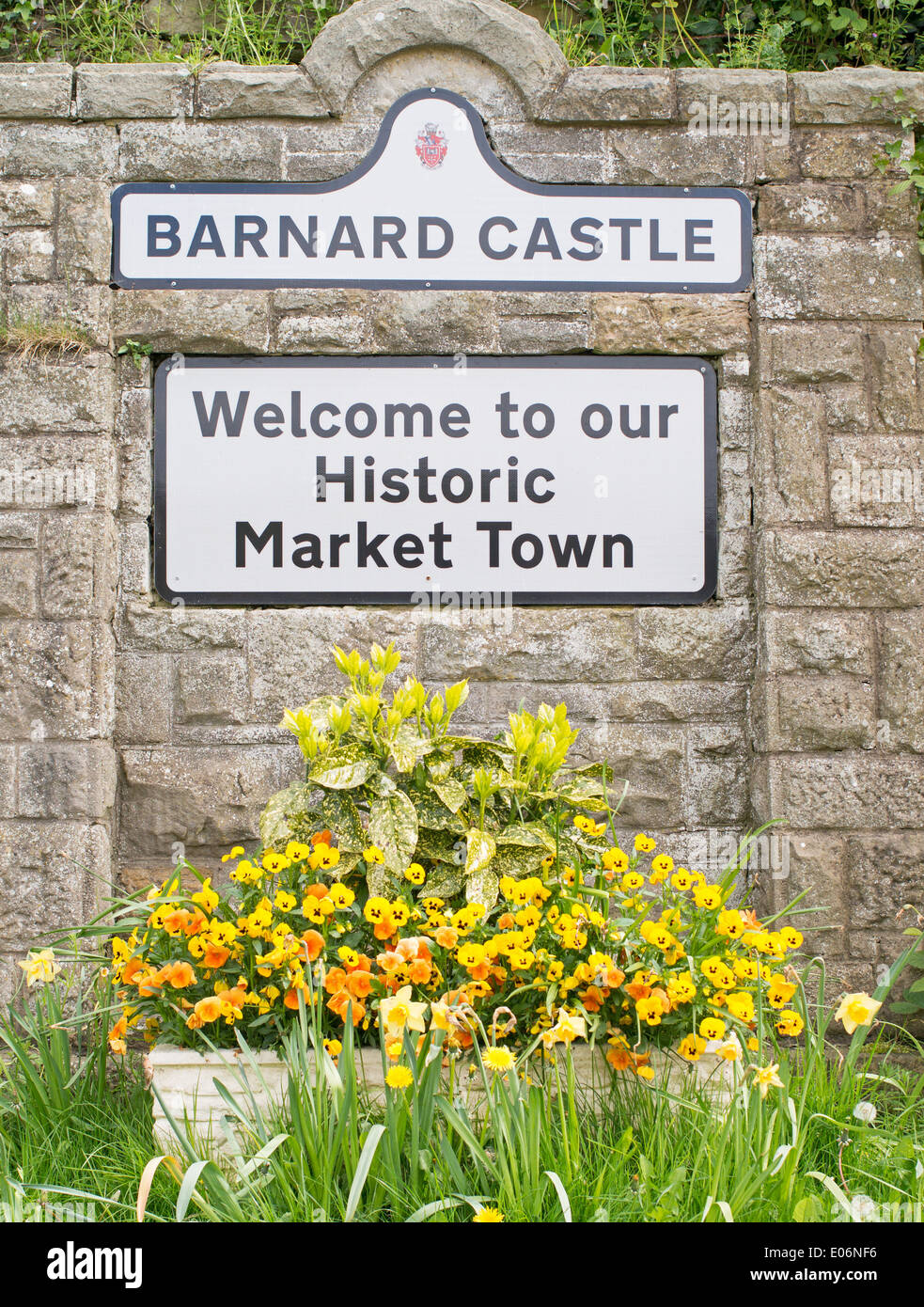 Barnard Castle town segno e messaggio di benvenuto North East England Regno Unito Foto Stock