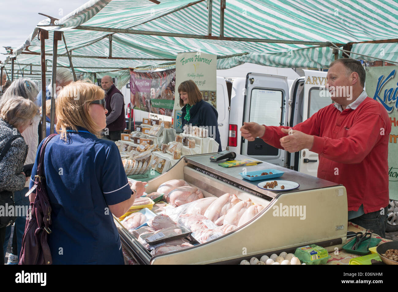 Mercato degli Agricoltori in stallo, titolare di stallo e lady cliente Barnard Castle North East England Regno Unito Foto Stock