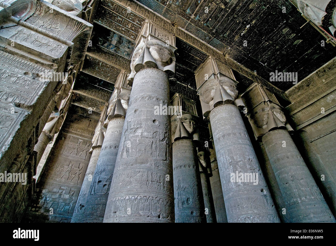 L'Egitto,Dendera,tempio tolemaico della dea Hathor.Vista del soffitto e colonne, Foto Stock
