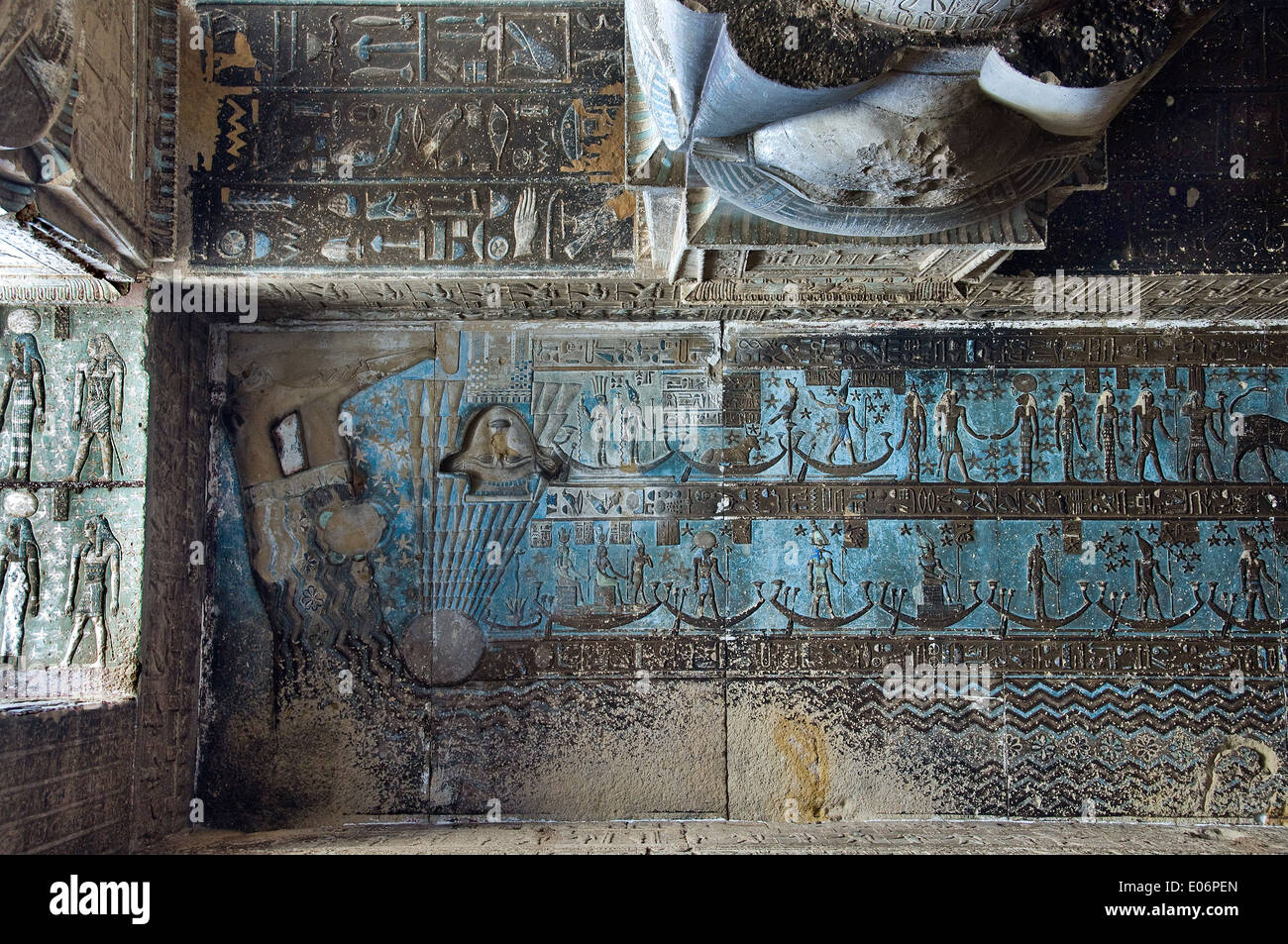 L'Egitto,Dendera,tempio tolemaico della dea Hathor.Vista del soffitto con la dea dado prima di effettuare la pulizia. Foto Stock