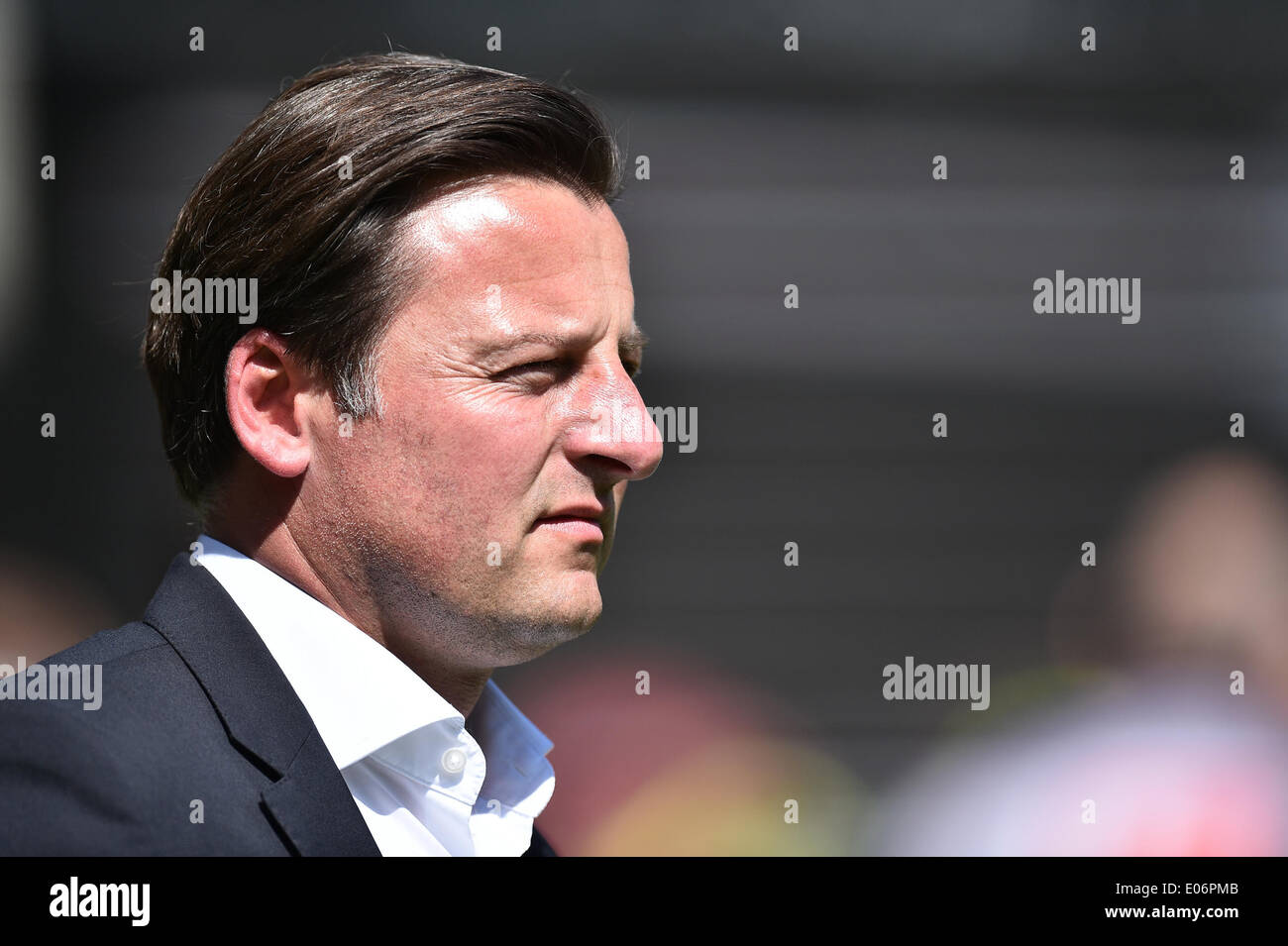 Kaiserslautern, Renania-Palatinato, Deutschland. Il 4 maggio, 2014. Coach Kosta Runjaic di Kaiserslautern durante la 2. Bundesliga match tra 1.FC Kaiserslautern e Dynamo Dresden a Fritz-Walter Stadion il Maggio 04, 2014 a Kaiserslautern, in Germania. (Foto di Ulrich Roth) (immagine di credito: credito: Ulrich Roth/NurPhoto/ZUMAPRESS.com/Alamy Live News) Foto Stock