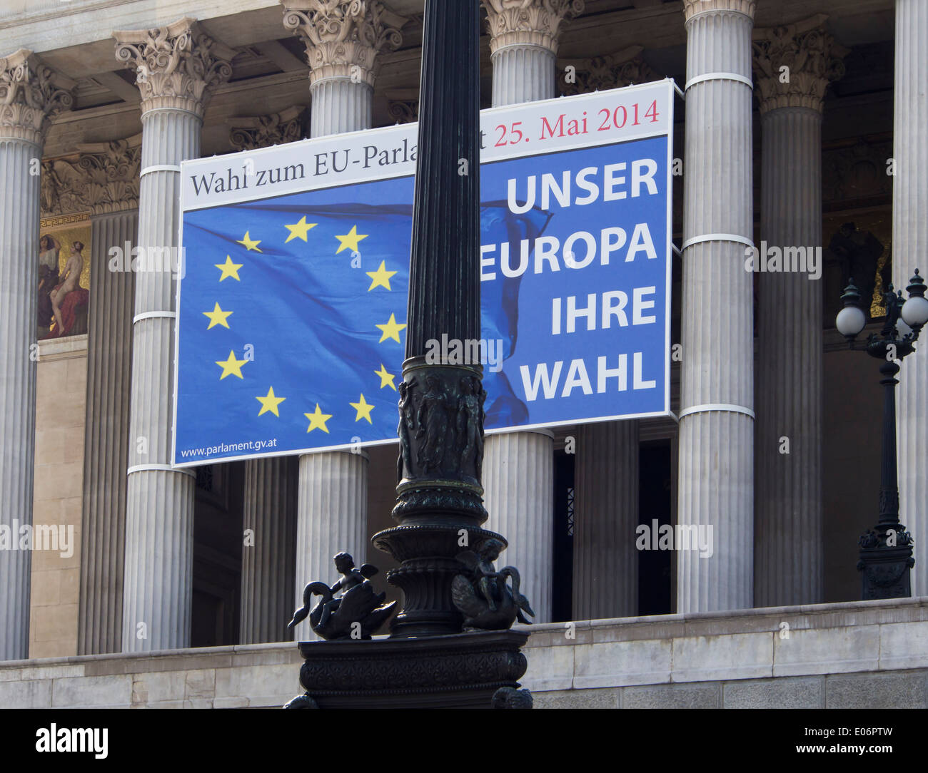 Ingresso principale al parlamento austriaco a Vienna con grande banner delle informazioni a ricordare le elezioni del Parlamento europeo 25 Maggio Foto Stock