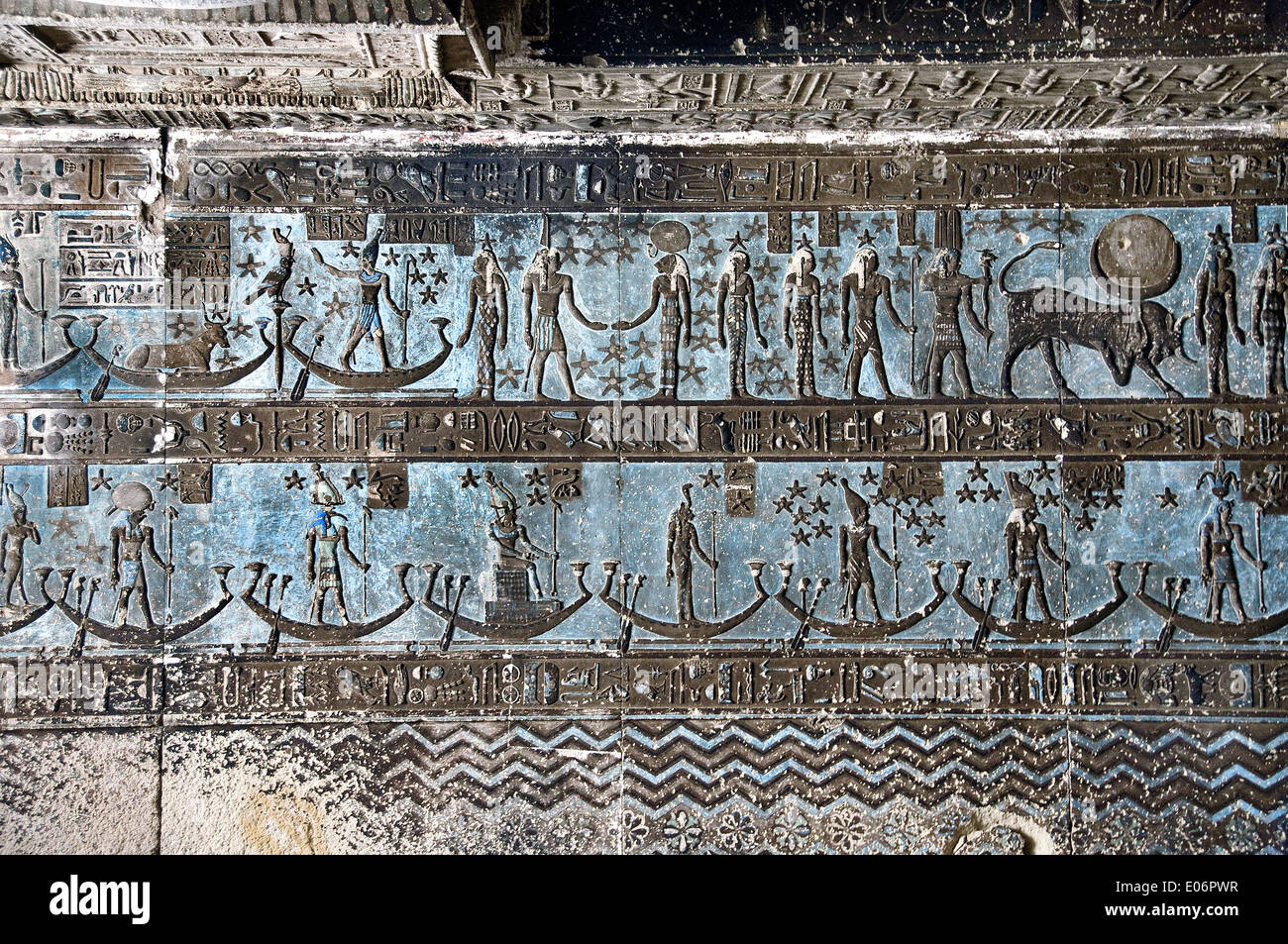 L'Egitto,Dendera,tempio tolemaico della dea Hathor.Vista del soffitto prima di effettuare la pulizia. Foto Stock