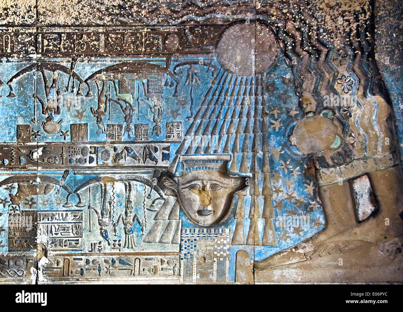 L'Egitto,Dendera,tempio tolemaico della dea Hathor.Vista del soffitto con la dea dado. Foto Stock
