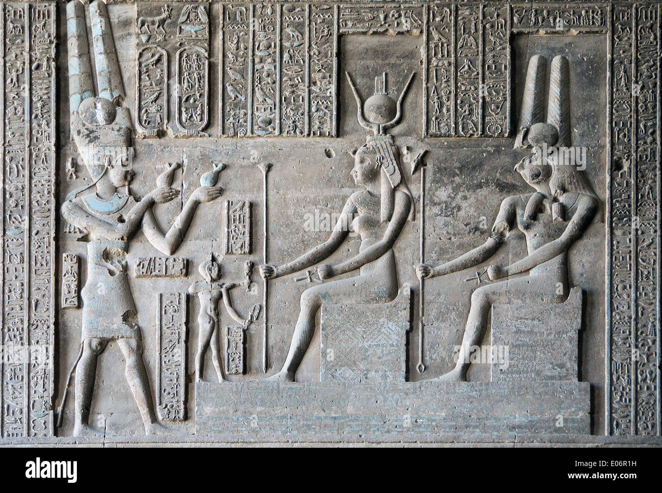 L'Egitto,Dendera,tempio tolemaico della dea Hathor.Vista su un muro con intagli. Foto Stock