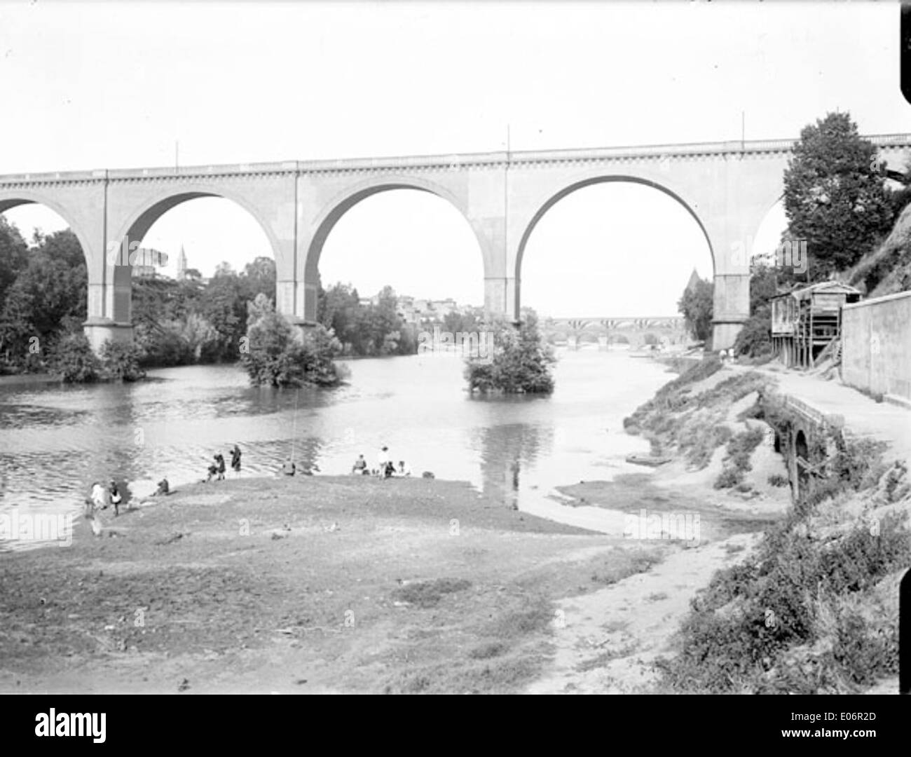 Una fotografia del 1° settembre che mostra tre ponti e pescatori ad Albi, in Francia. L'immagine cattura i ponti storici che attraversano il fiume con i pescatori locali al lavoro, evidenziando il carattere storico e paesaggistico della città. Foto Stock
