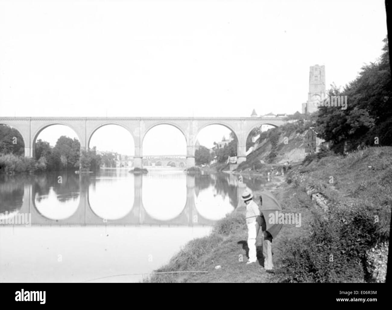 Una fotografia scattata il 1° settembre 1897, che mostra i tre ponti di Albi, in Francia. L'immagine mette in evidenza i ponti che si estendono sul fiume Tarn con l'architettura della città sullo sfondo. Foto Stock