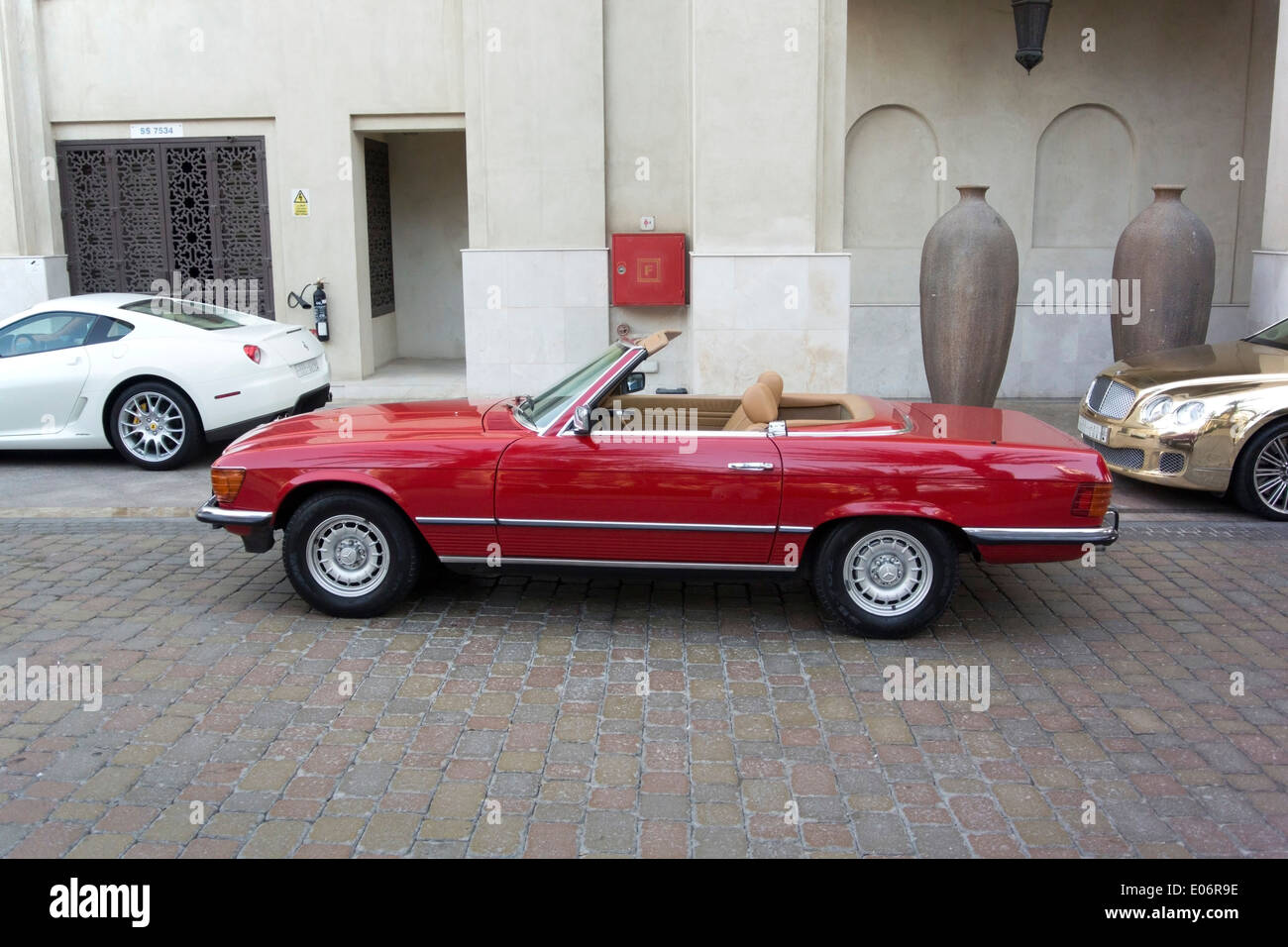 Rosso brillante Mercedes 380SL Roadster Foto Stock