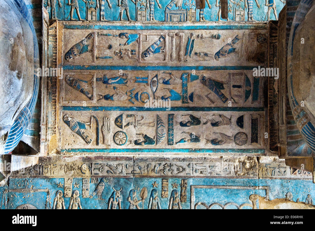 L'Egitto,Dendera,tempio tolemaico della dea Hathor.Vista del particolare del soffitto prima di effettuare la pulizia. Foto Stock