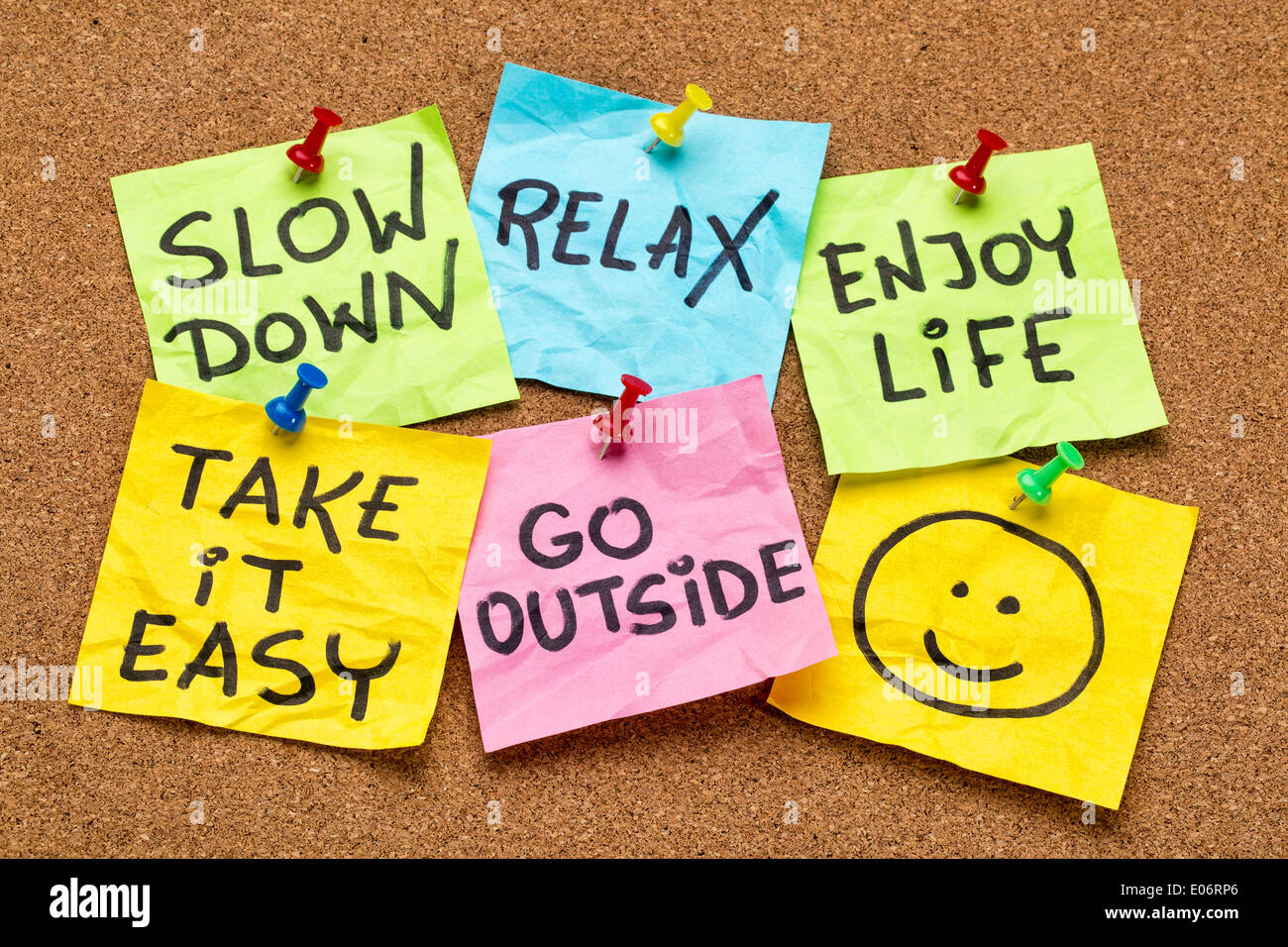 Rallentare, relax take it easy, godersi la vita - lifestyle motivazionale promemoria sulla colorata sticky notes Foto Stock