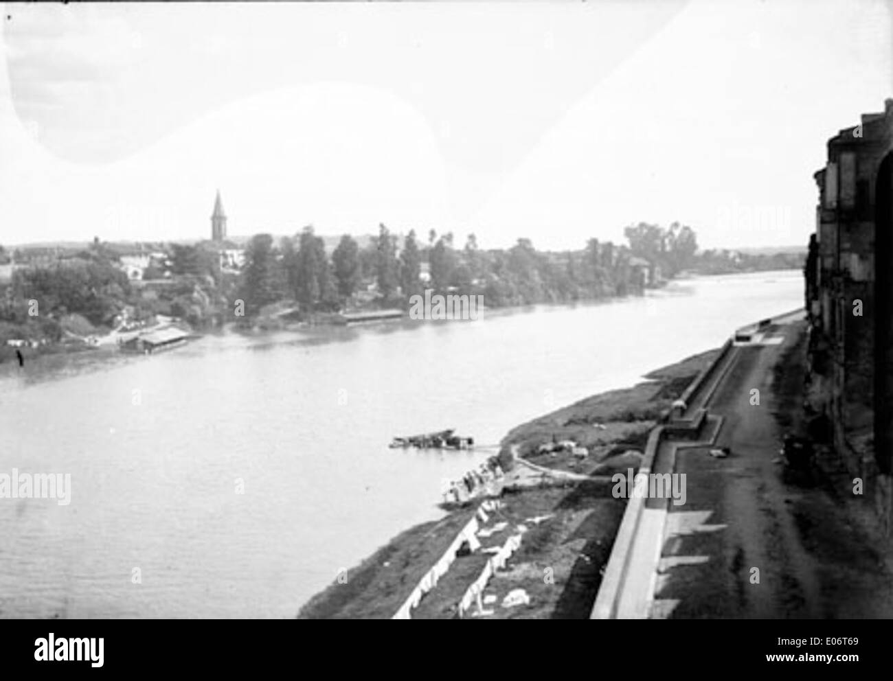 Le rive del fiume Tarn a Sapiac, Montauban, catturate il 16 giugno 1899, mostrando la bellezza panoramica del fiume con il suo ambiente circostante. Foto Stock