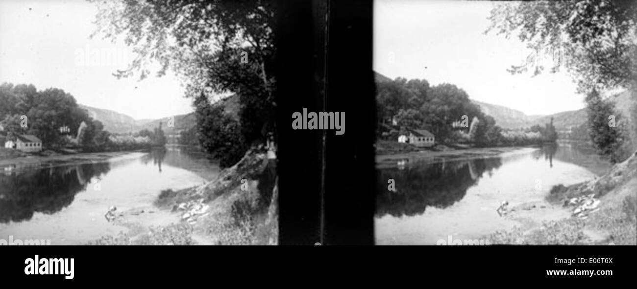 Una foto del luglio 1904 che mostra le rive del fiume Aveyron a Saint-Antonin-Noble-Val, evidenziando il suggestivo corso d'acqua e l'ambiente naturale circostante. Foto Stock