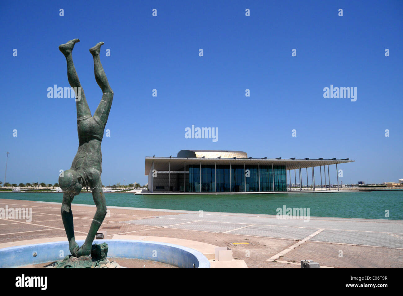 Statua di una Pearl Diver al di fuori il Museo Nazionale del Bahrain con il Teatro Nazionale dietro, Manama, Regno del Bahrein Foto Stock