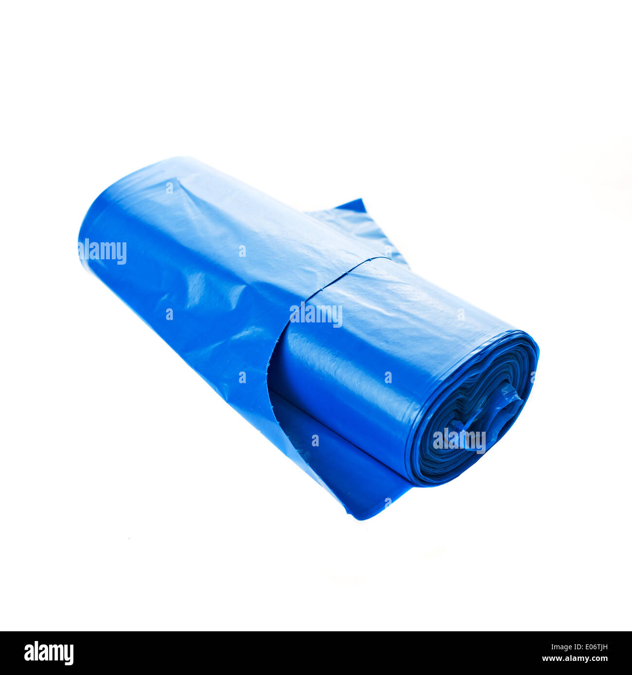 Blu di plastica per lo smaltimento di rifiuti sacchi su sfondo bianco Foto Stock