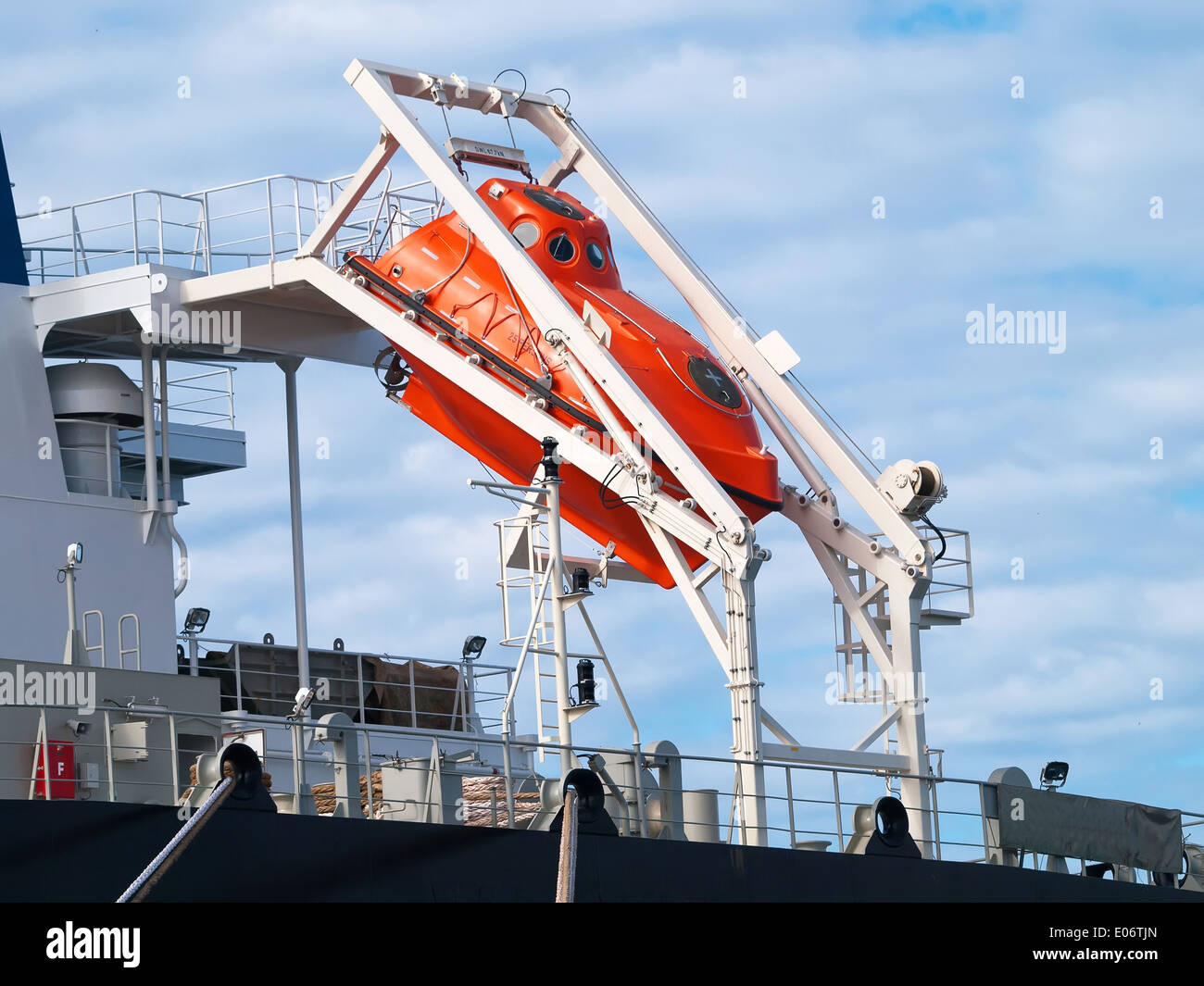 Orange free fall life boat per l'evacuazione di emergenza Foto Stock