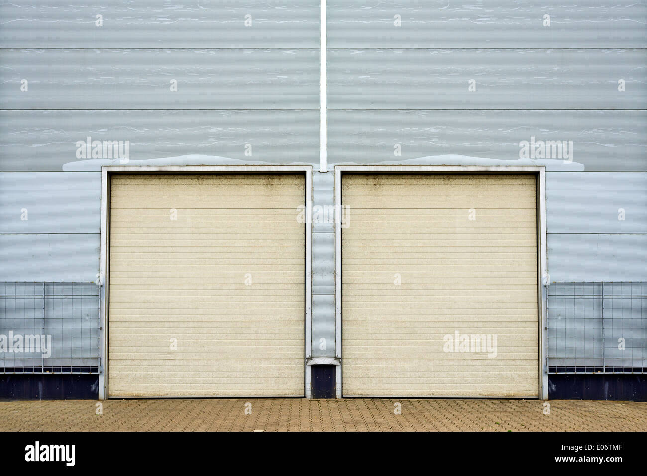 Unità per uso industriale con tapparella porte. Magazzino di stoccaggio porte chiuse. Foto Stock