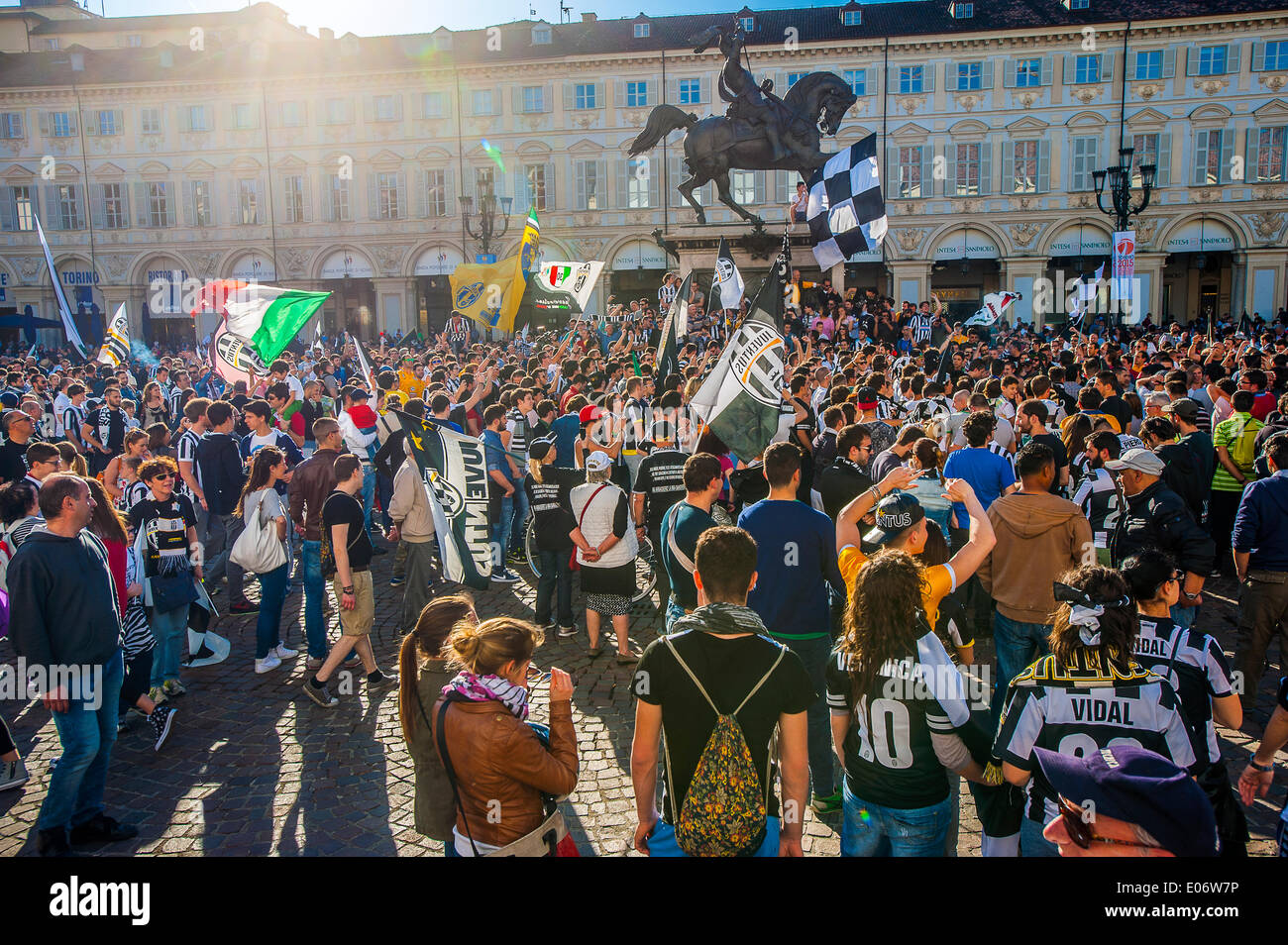 Italia Piemonte Torino Piazza San Carlo tifosi della squadra di calcio Juventus celebrare la vittoria del 32 th League titolo del Campionato Italiano di credito: Davvero Facile Star/Alamy Live News Foto Stock