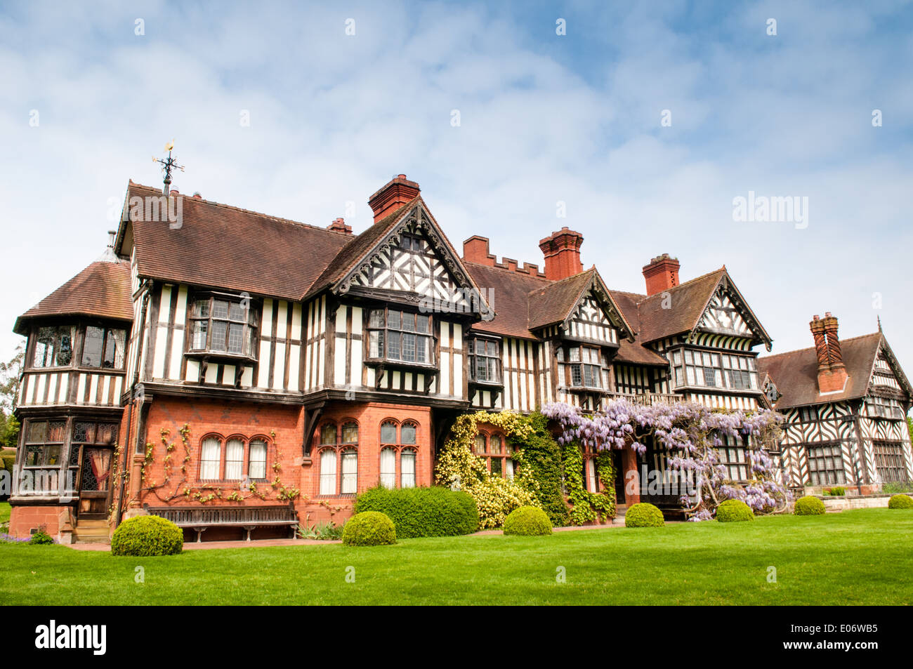 Vista dei fantastici National Trust-owned Wightwick Manor, in Wolverhampton, con splendida fioritura glicine finestre di copertura Foto Stock