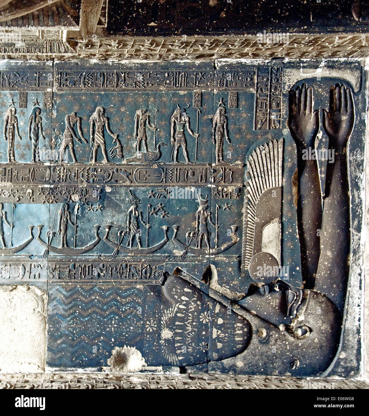 L'Egitto,Dendera,tempio tolemaico della dea Hathor.Vista del soffitto con la dea dado prima di effettuare la pulizia. Foto Stock