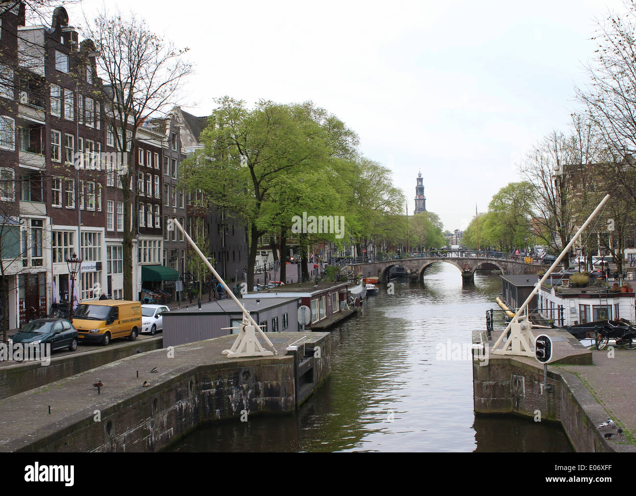 Case storiche lungo il canale Prinsengracht in Amsterdam, Paesi Bassi Foto Stock