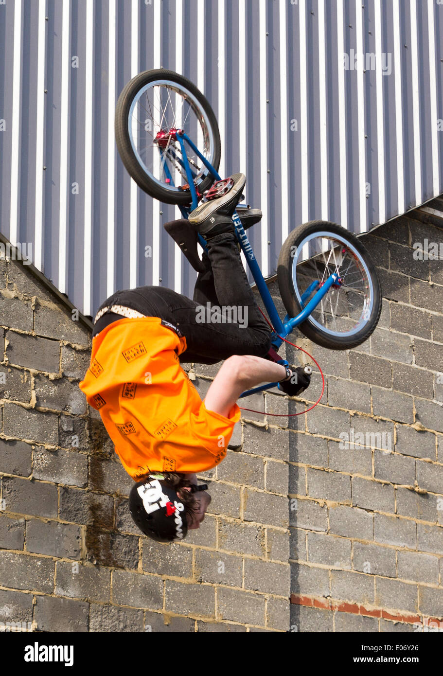 Londra, Regno Unito. Il 5 maggio 2014. BMX piloti di eseguire presso il London Streetfest domenica 4 maggio, 2014 a Hackney Wick dell isola di Pesce di Londra, Regno Unito. Il Streetfest è una cultura urbana festival si svolge nella zona est di Londra in cui sono rappresentate alcune forme di arte di strada: DJ-Set, rap, breakdance, skateboard, equitazione BMX e spettacoli di graffiti. Credito: Cecilia Colussi/Alamy Live News Foto Stock