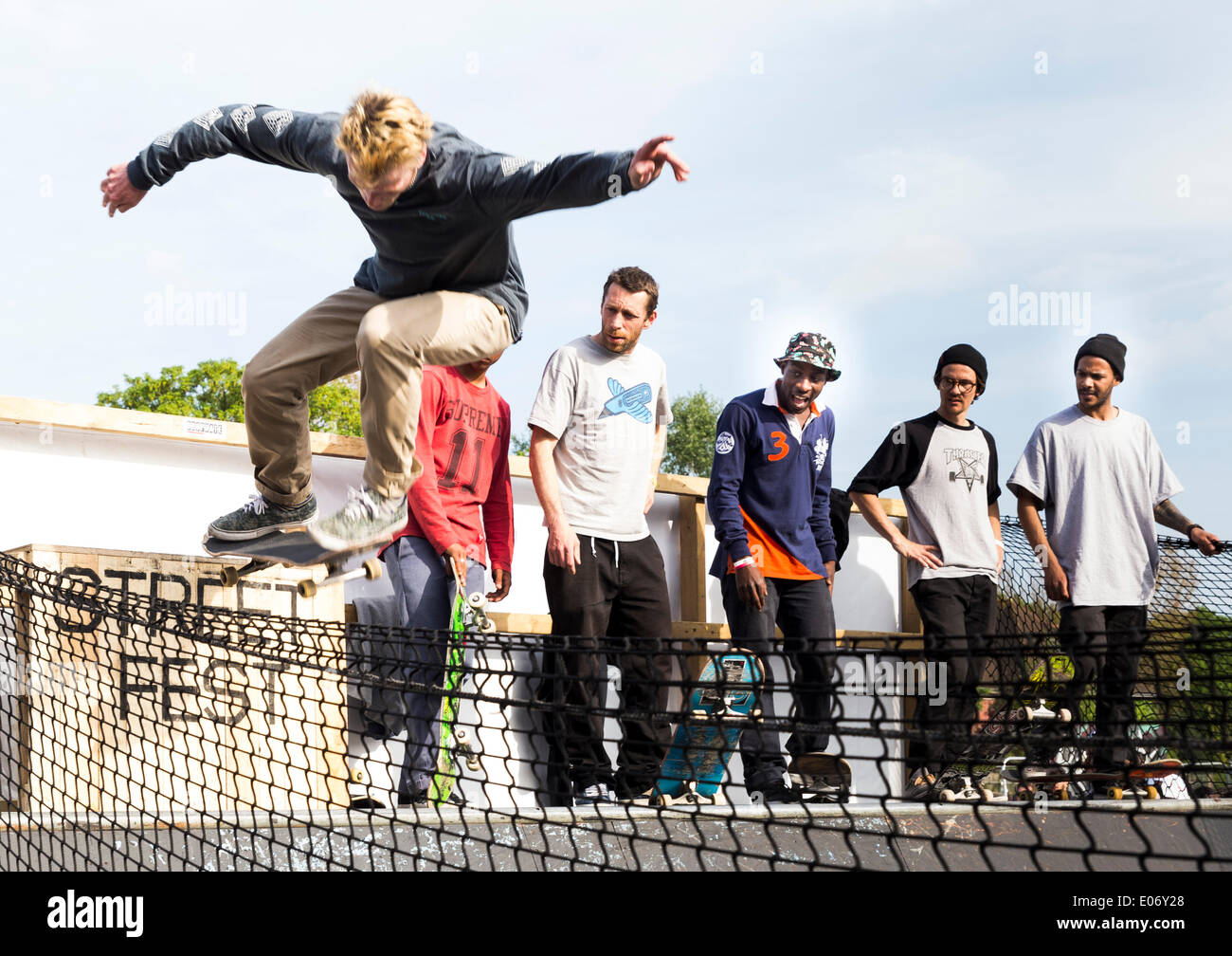 Londra, Regno Unito. Il 5 maggio 2014. Skateboarders effettuando al London Streetfest domenica 4 maggio, 2014 a Hackney Wick dell isola di Pesce di Londra, Regno Unito. Il Streetfest è una cultura urbana festival si svolge nella zona est di Londra in cui sono rappresentate alcune forme di arte di strada: DJ-Set, rap, breakdance, skateboard, equitazione BMX e spettacoli di graffiti. Credito: Cecilia Colussi/Alamy Live News Foto Stock