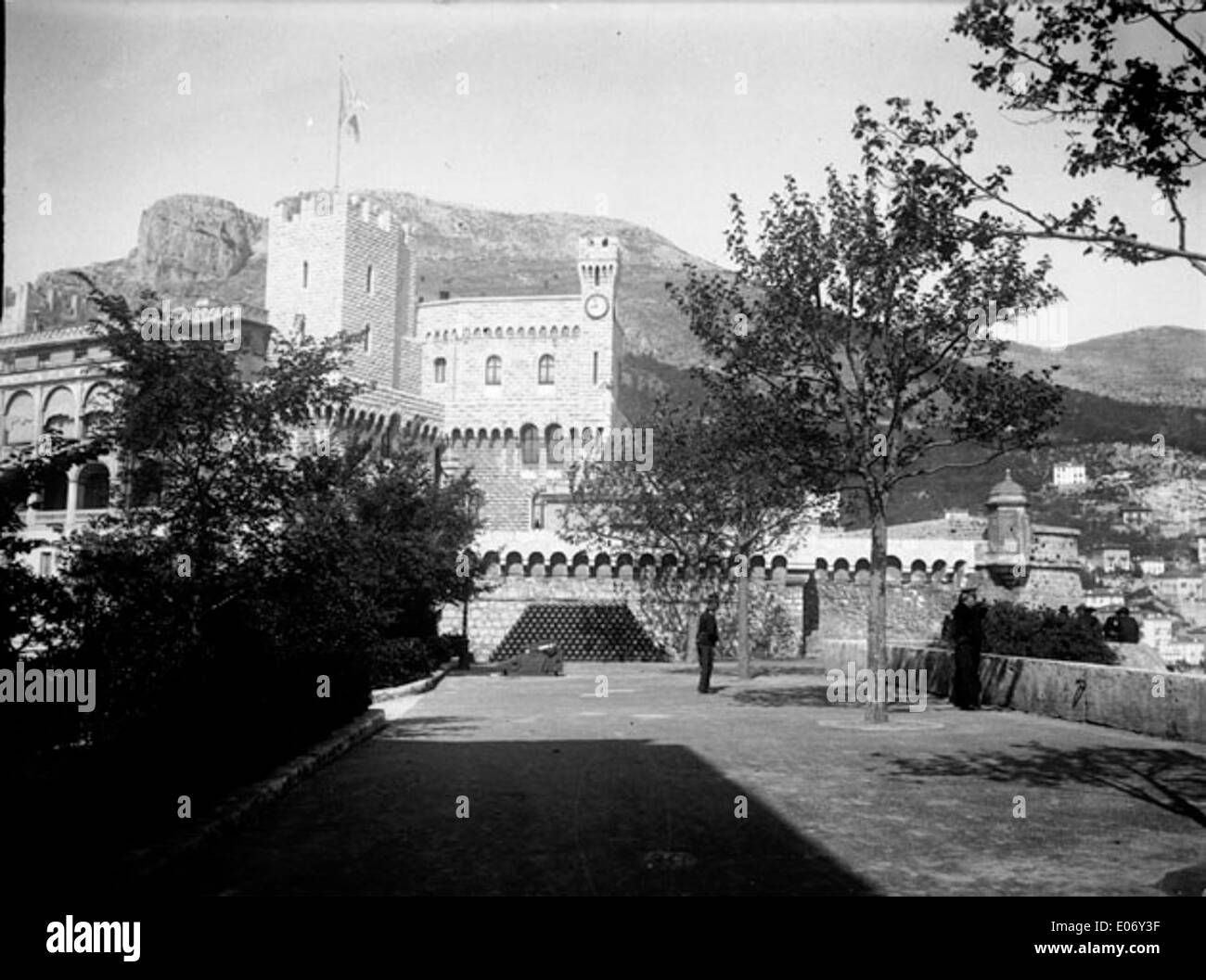 Una fotografia dell'aprile 1906 che mostra il Palazzo del Principe di Monaco, presa dai bastioni della città, offre una vista panoramica del palazzo e dell'area circostante. Foto Stock