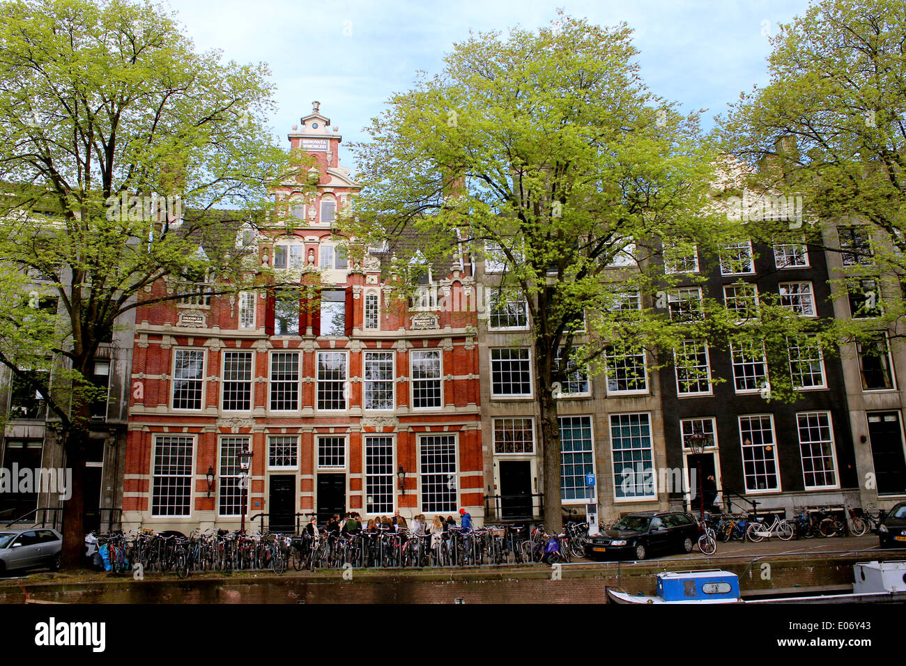 Coloratissima casa a capanna "Huis Bartolotti' o 'Het Bonte Huis', costruita nel 1617 a Herengracht 170-172, Amsterdam in impostazione della molla Foto Stock