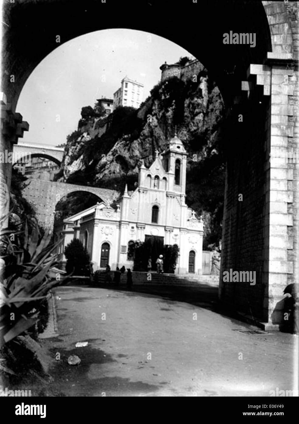 L'immagine raffigura la Eglise Sainte-Dévote sotto il viadotto di Monaco, catturata nell'aprile 1906. La chiesa è un importante sito religioso, noto per il suo stile romanico e la sua posizione vicino al famoso viadotto. Foto Stock