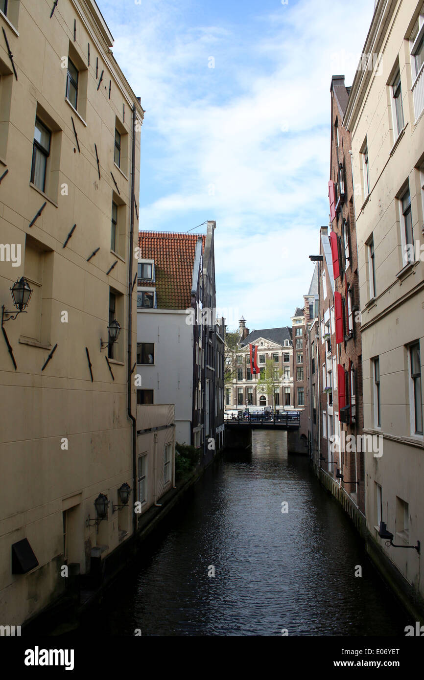 Vecchia capanna colorate case lungo uno stretto canale nella parte interna della città di Amsterdam, Paesi Bassi Foto Stock