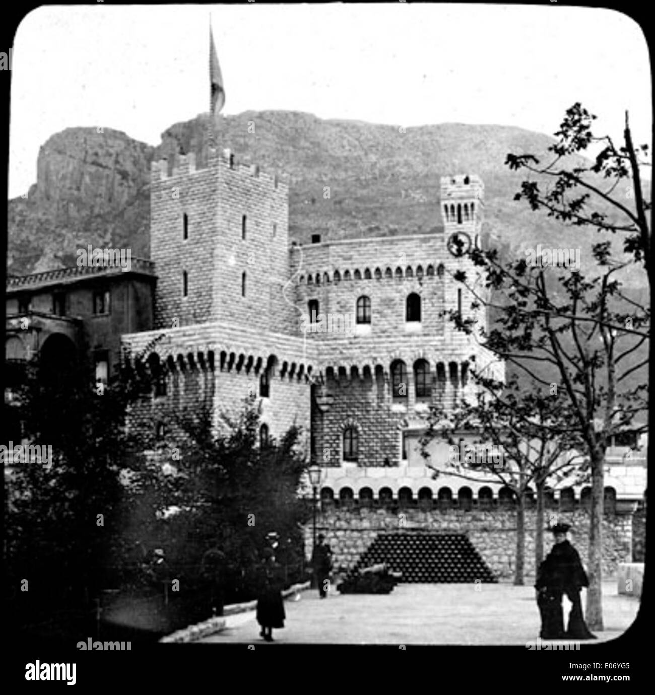 Una fotografia del 1905 che mostra la vista del Palais Princier (Palazzo del Principe) a Monaco, presa dai bastioni della città. L'immagine cattura l'architettura del palazzo e il paesaggio circostante. Foto Stock