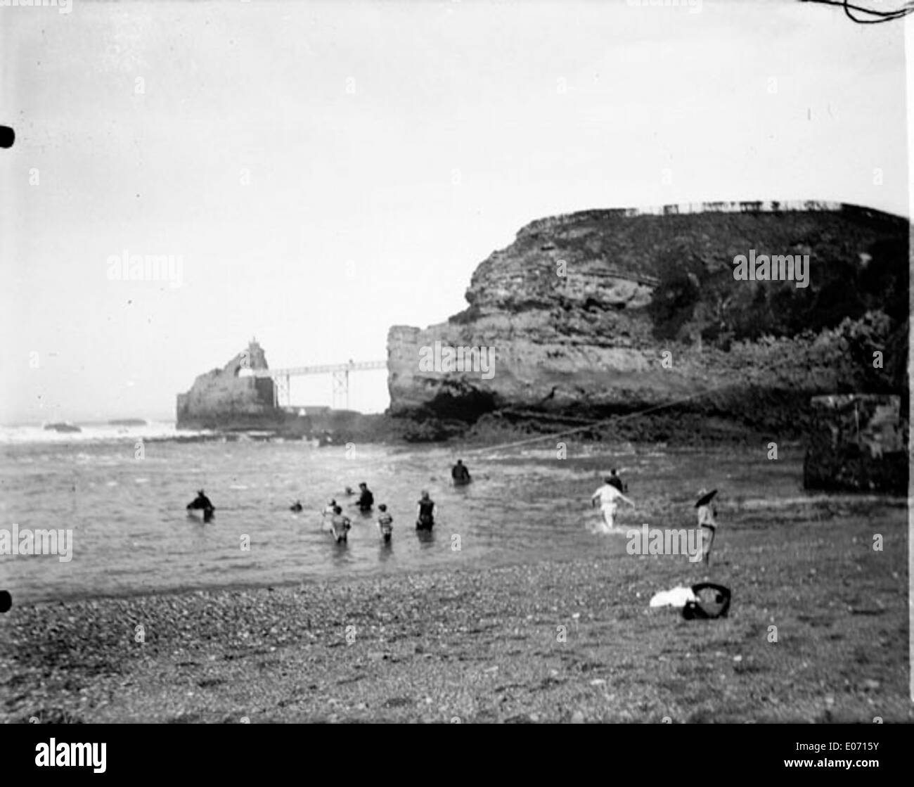 Il dipinto 'Au port vieux, Biarritz', dell'ottobre 1891, mostra la vivace scena portuale di Biarritz, Francia. L'opera raffigura le attività quotidiane e l'atmosfera marittima dello storico porto di pescatori, catturando l'essenza della vita costiera francese. Foto Stock