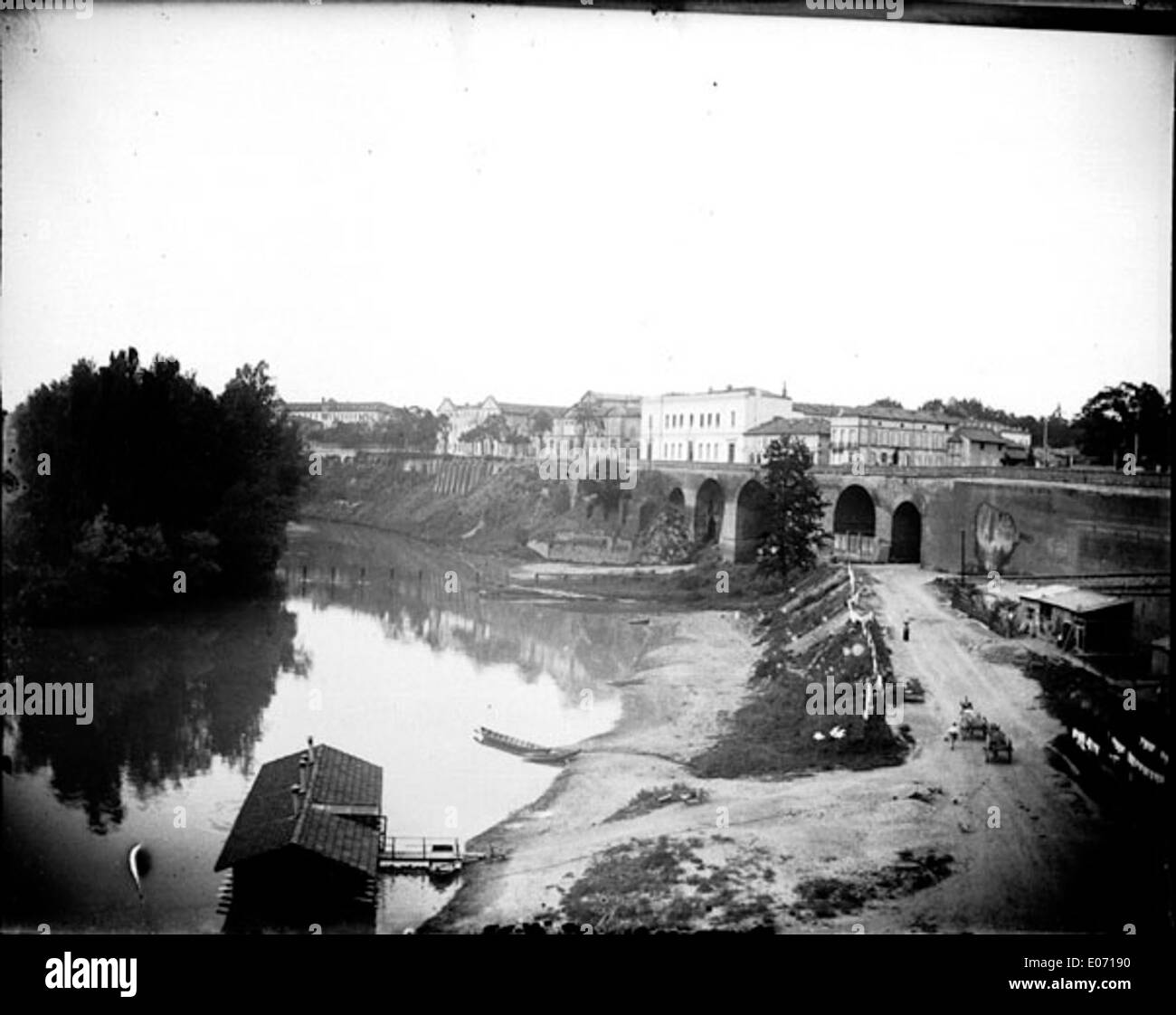 Il Pont sur le Tarn, un ponte storico di Montauban, in Francia, attraversa il fiume Tarn, collegando la città con le regioni circostanti, come si vede in questa immagine del XIX secolo. Foto Stock