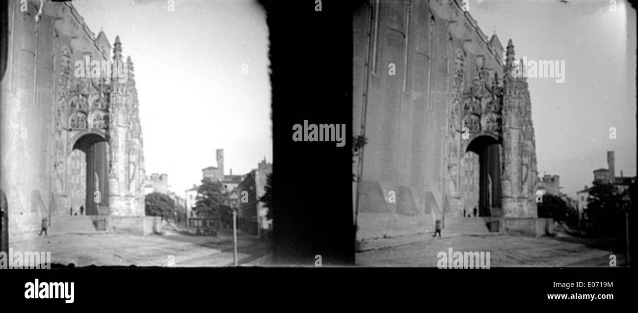 Questa opera storica, il Baldaquin della Cattedrale di Sainte-Cécile ad Albi, è un bell'esempio di arte gotica francese, che mostra un design intricato nel contesto dell'architettura ecclesiastica. Foto Stock
