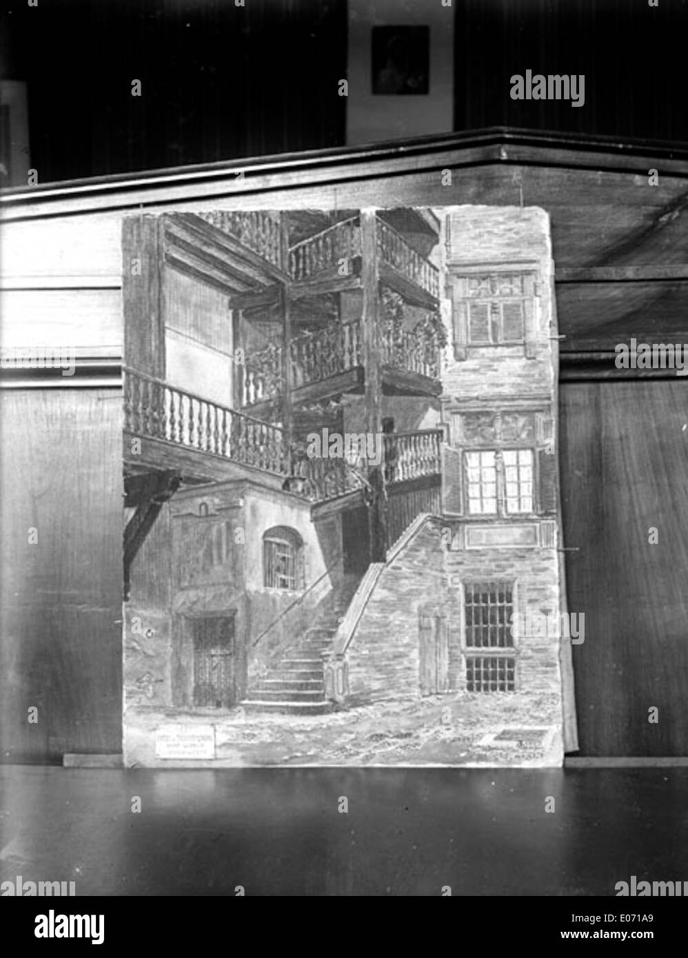 Questa incisione mostra la scala esterna di un palazzo privato in Rue des Changes a Tolosa. Le opere d'arte mettono in risalto lo stile architettonico e il design urbano tipico dell'aristocrazia francese del XVIII secolo. Foto Stock