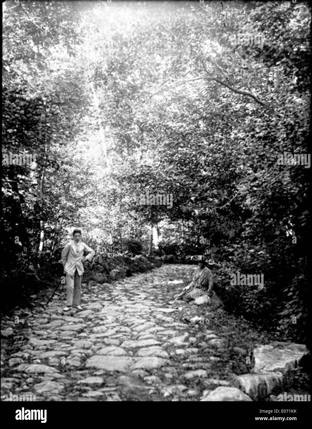 *Sentier dans les bois*, vicino a Saurat in Ariège, cattura la serenità di un sentiero forestale. Il dipinto mette in evidenza la bellezza naturale della regione, con particolare attenzione agli alberi fitti e all'atmosfera tranquilla tipica delle foreste di Ariège nel sud della Francia. Foto Stock