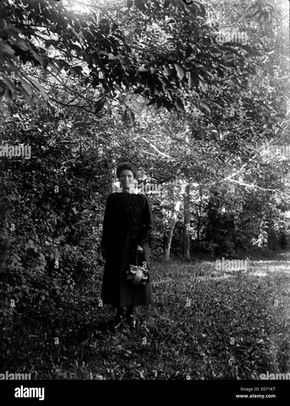 Questo dipinto francese intitolato *Ritratto di una donna in una foresta vicino a Saurat, Ariège*, ospitato presso la Bibliothèque de Toulouse, raffigura una donna in piedi in un tranquillo paesaggio forestale. Il pezzo mette in risalto il legame tra uomo e natura, catturando la bellezza rurale della Francia sud-occidentale. Foto Stock