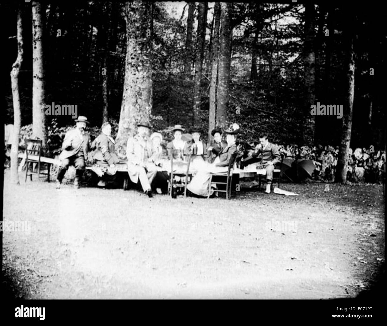 Il dipinto "Repas champêtre dans les bois" raffigura un pasto rustico all'aperto in un'area boscosa. Tenuto nella Bibliothèque de Toulouse, questo pezzo rappresenta un ambiente tranquillo e rurale, da un'epoca di vita più semplice nella campagna francese. Foto Stock