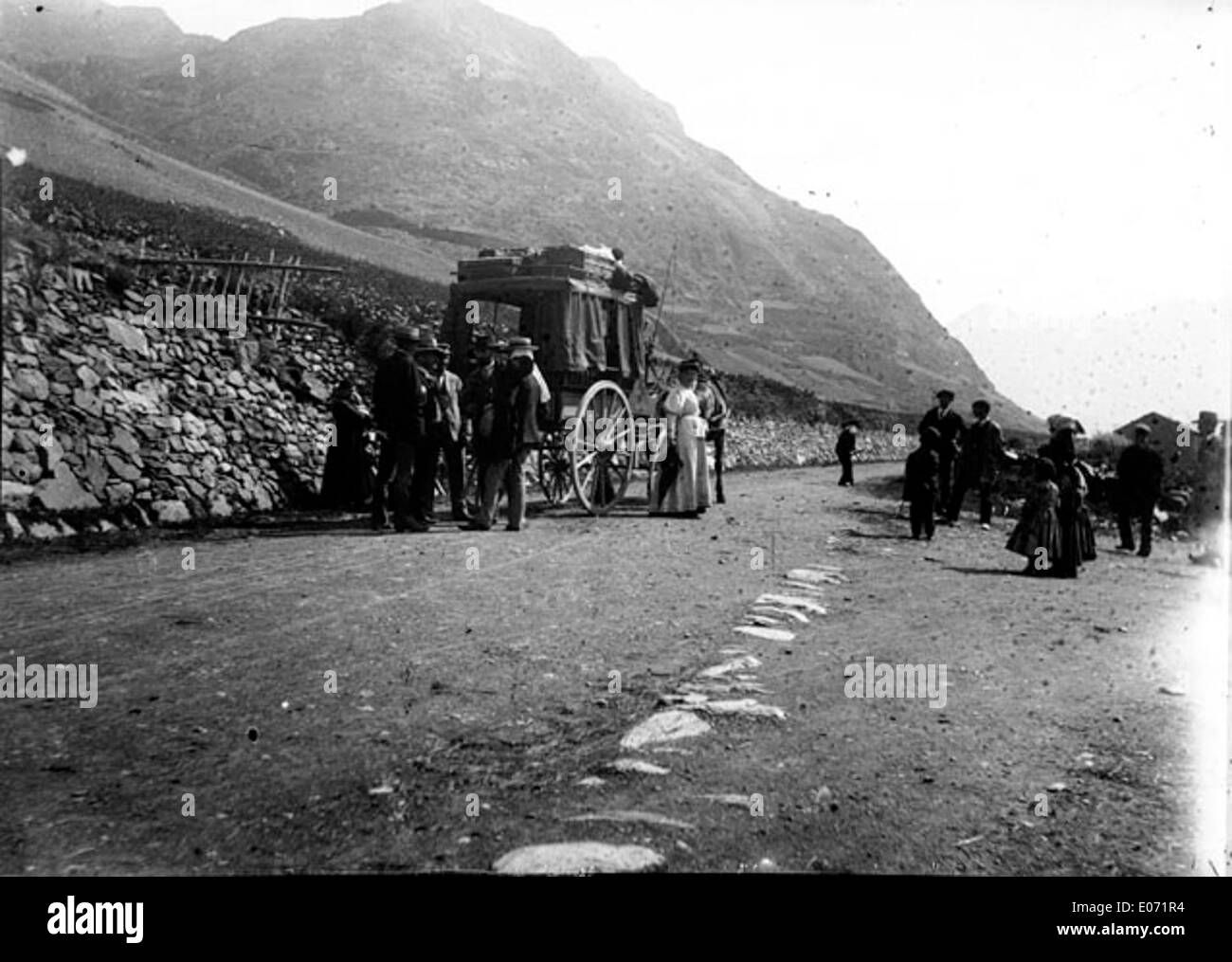 Questa immagine storica cattura il pullman diligente e i suoi passeggeri che viaggiano verso Puycerda e Ax-les-Thermes, un viaggio iconico attraverso la campagna francese, conservato negli archivi della Biblioteca di Tolosa. Foto Stock