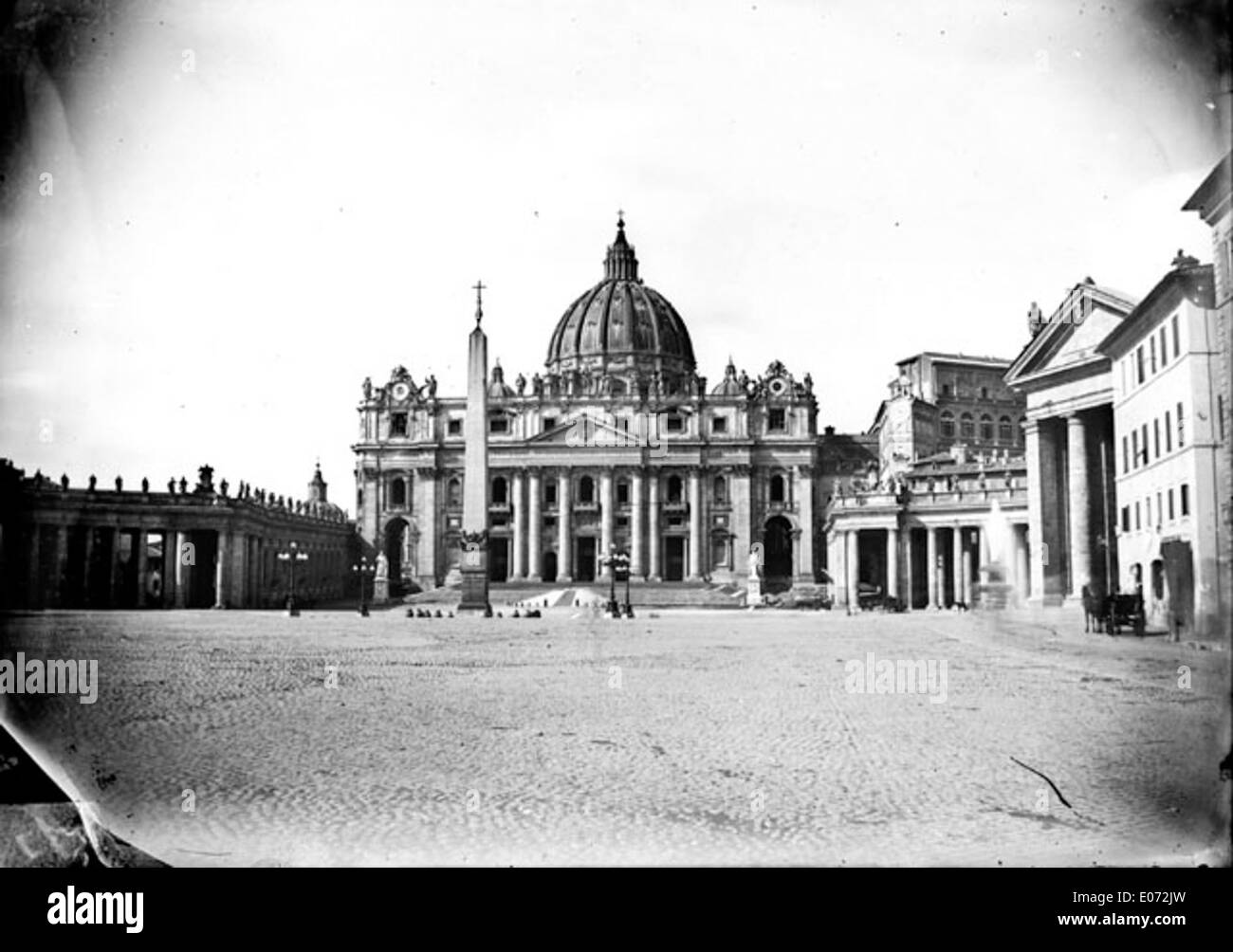 Questa vista della facciata della Basilica di San Pietro nella città del Vaticano è una rappresentazione storica di uno degli edifici religiosi più famosi al mondo. L'illustrazione cattura la grandezza architettonica della basilica, situata a Roma. Foto Stock