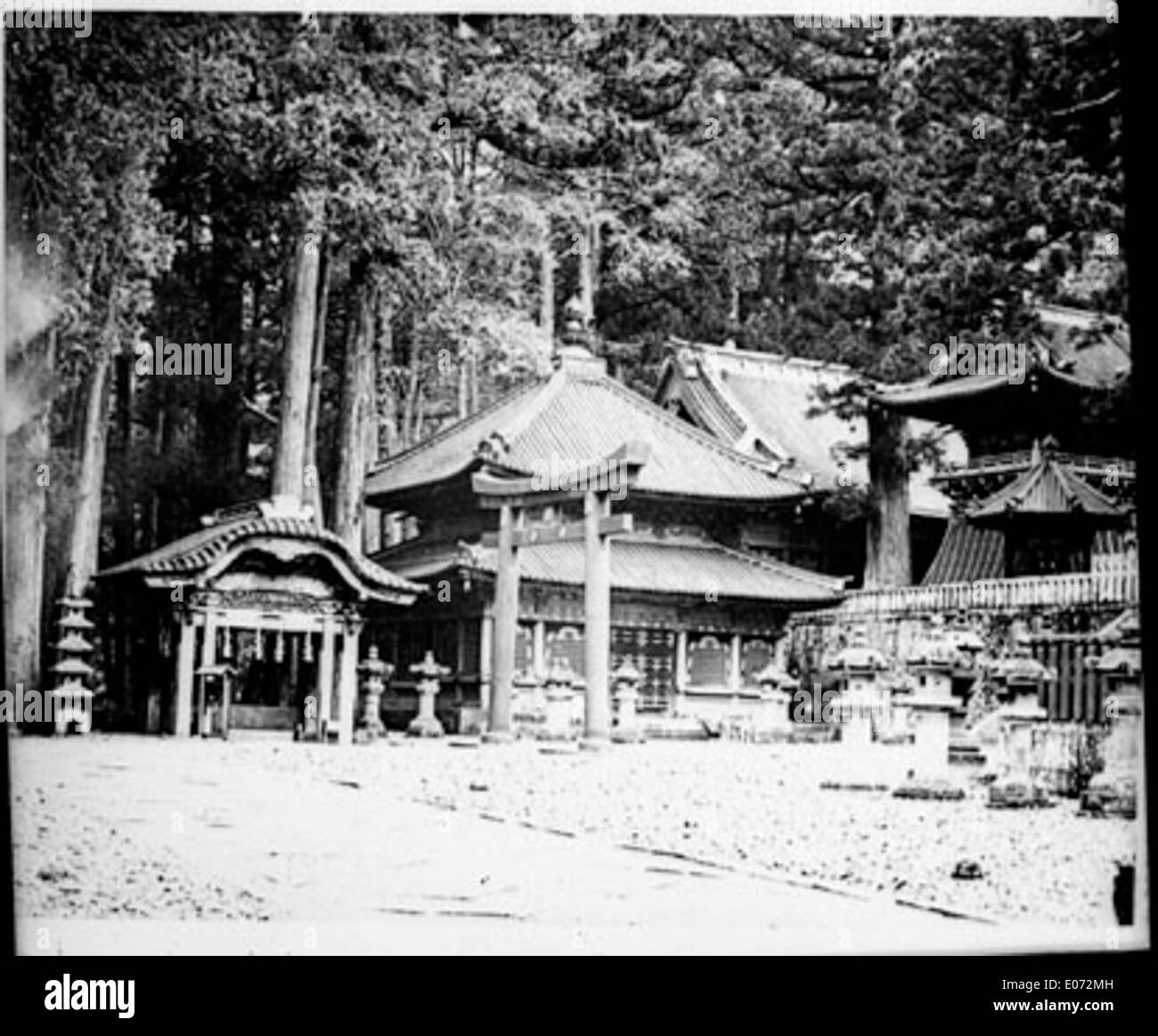 Questa opera d'arte del XIX secolo intitolata "Pavillon asiatique dans une Forêt de cèdres" mostra un padiglione asiatico situato all'interno di una foresta di cedri. Il pezzo è ospitato nella Bibliothèque de Toulouse, mettendo in risalto la bellezza architettonica e naturale. Foto Stock