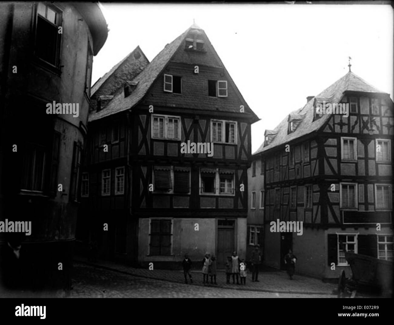Questa immagine presenta case in legno a Bad EMS, Renania-Palatinato, Germania, che riflettono la tradizionale architettura europea. Questi edifici, noti per il loro stile distinto, fanno parte del patrimonio architettonico della regione. Foto Stock