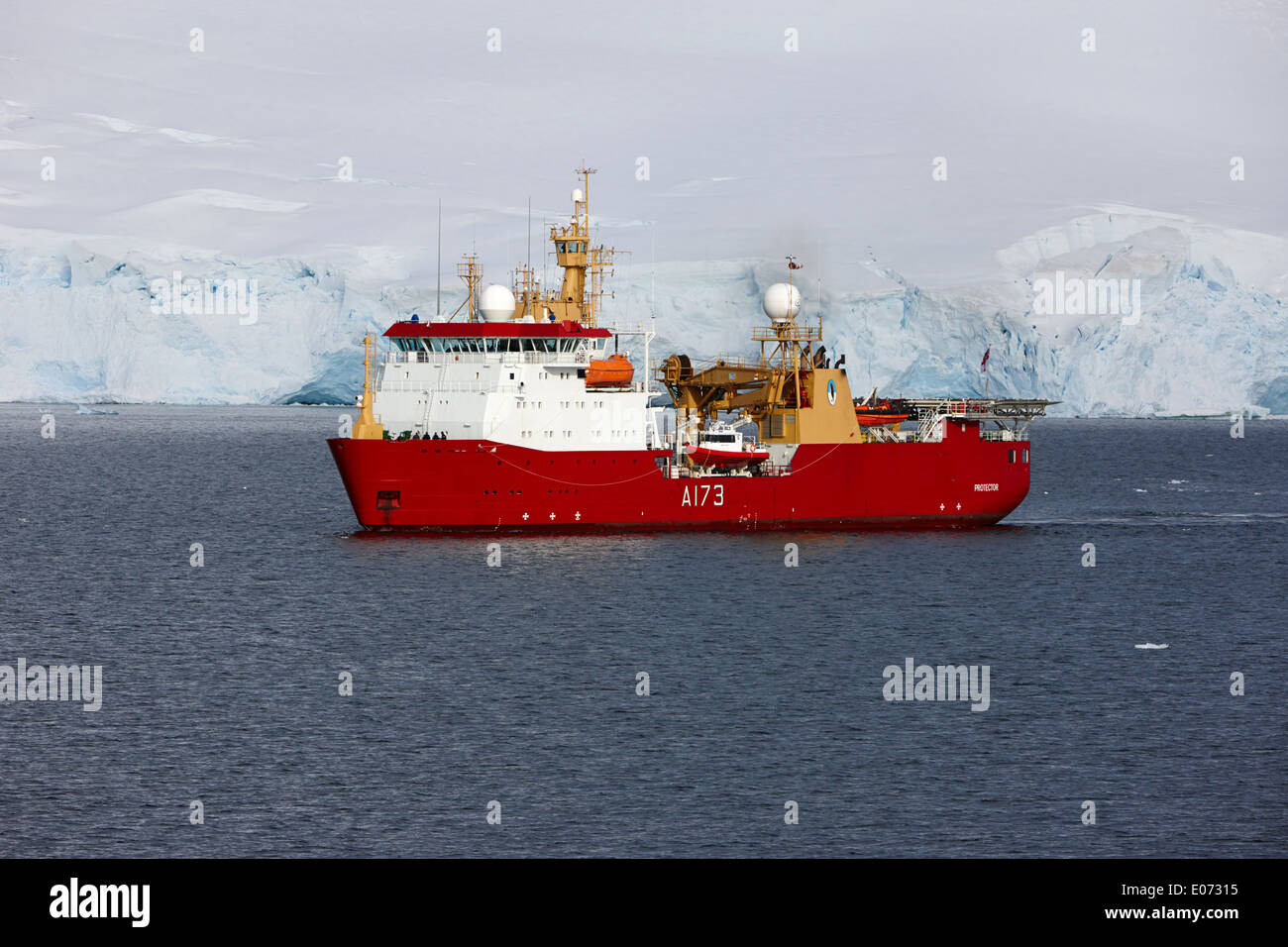 Royal Navy ghiaccio nave pattuglia HMS Protector a Port Lockroy Antartide Foto Stock