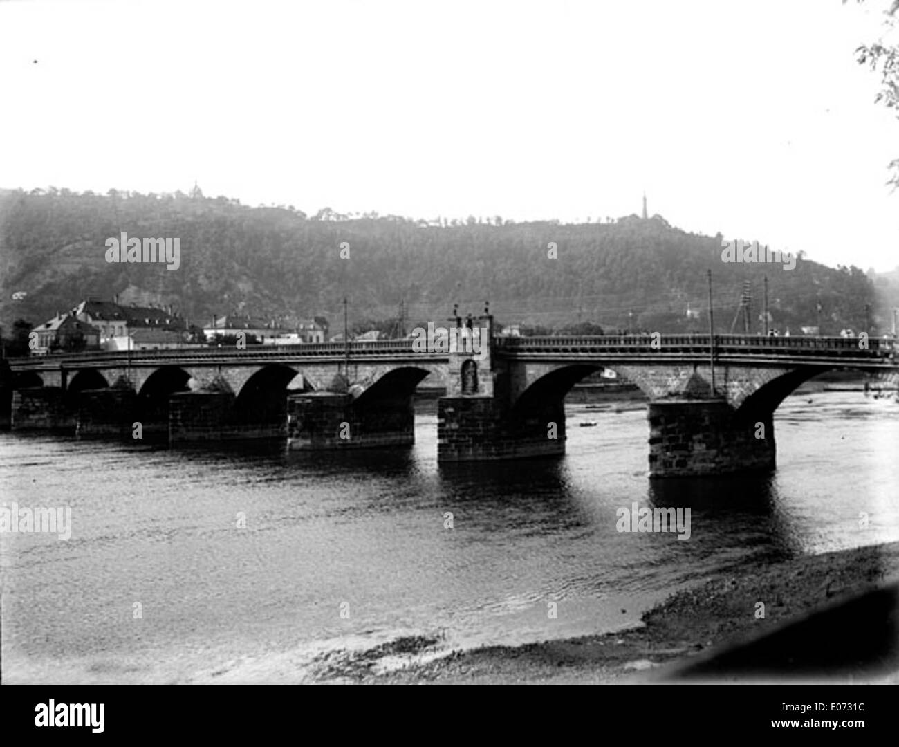 Un'immagine di un ponte che attraversa il Reno a Coblenza, Renania-Palatinato, che mostra l'iconico attraversamento del fiume e la vista panoramica dell'area circostante. L'immagine evidenzia il significato di questo ponte nelle regioni che collegano il fiume. Foto Stock