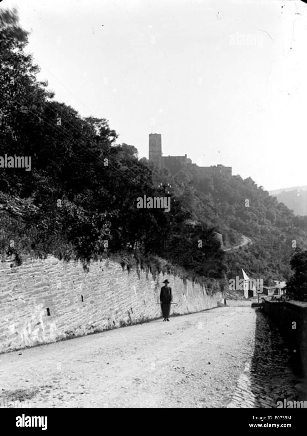 Questa immagine mostra un percorso che scende verso la valle dell'Haut-Rhin nella regione tedesca della Renania-Palatinato. La fotografia fa parte della collezione della Bibliothèque de Toulouse, che mostra paesaggi storici. Foto Stock