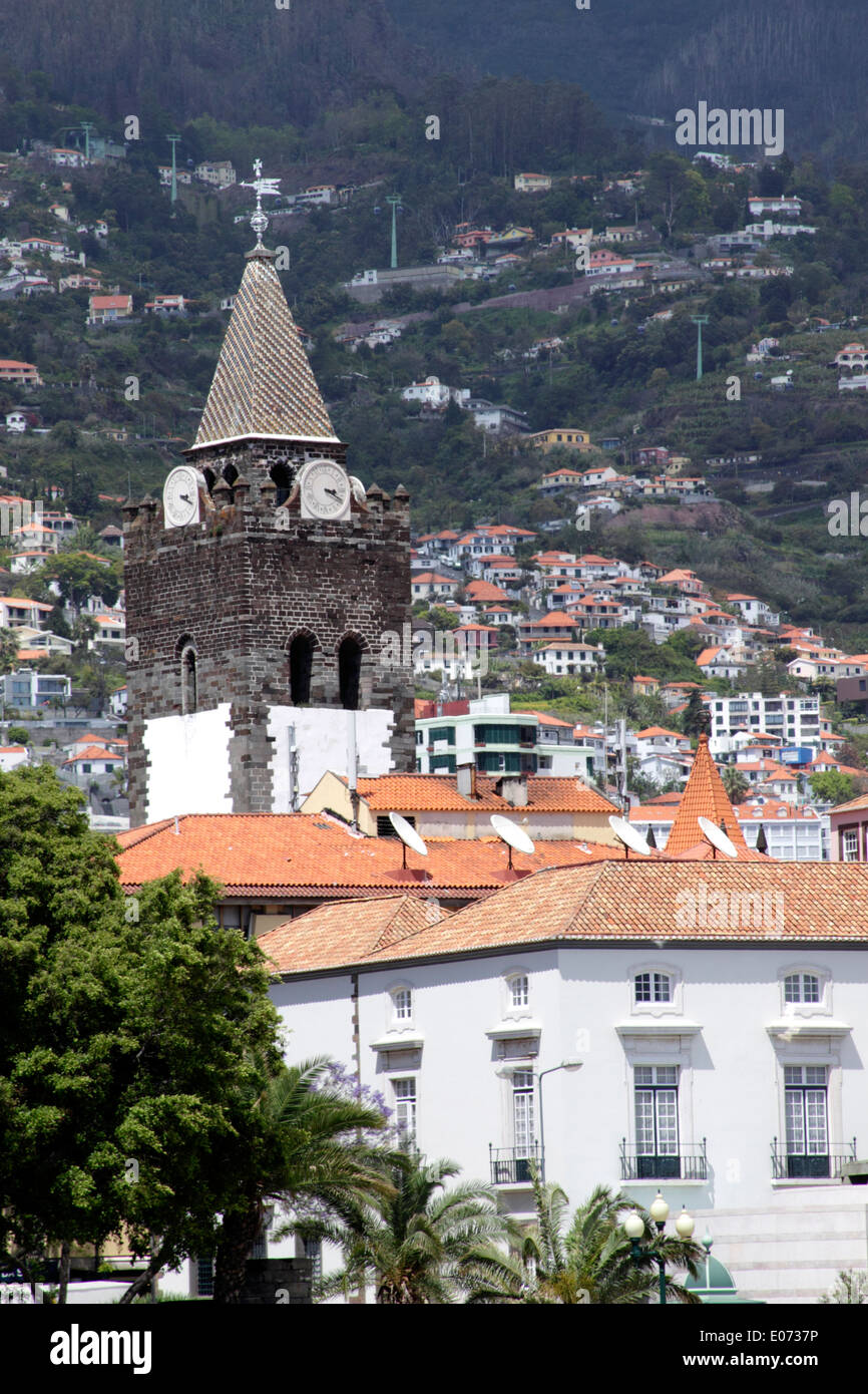 Paesaggio urbano di Funchal e la guglia di Se Cathedral Madera Foto Stock